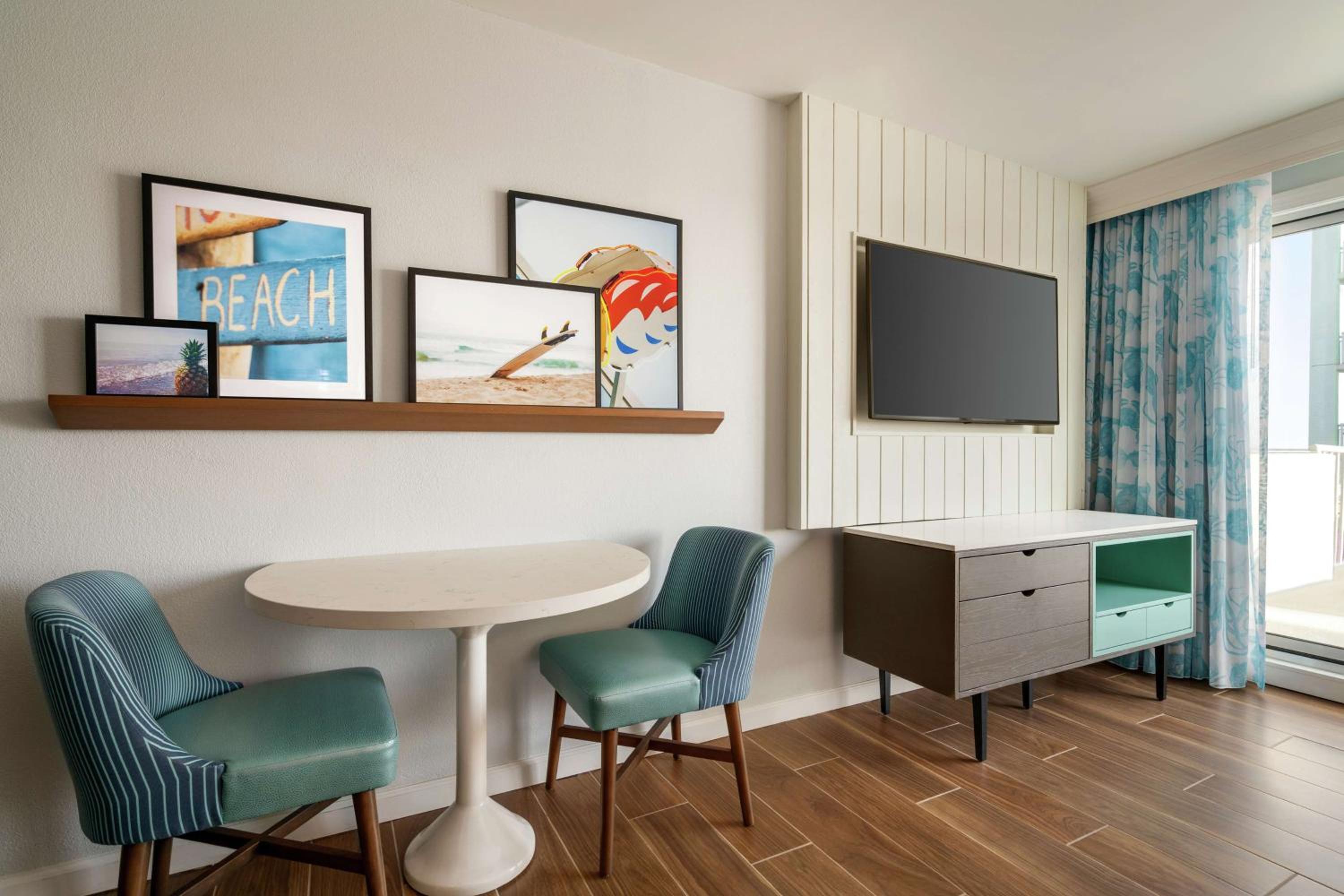 Junior King Suite with Kitchen and Balcony - Partial Ocean View - Photo 3