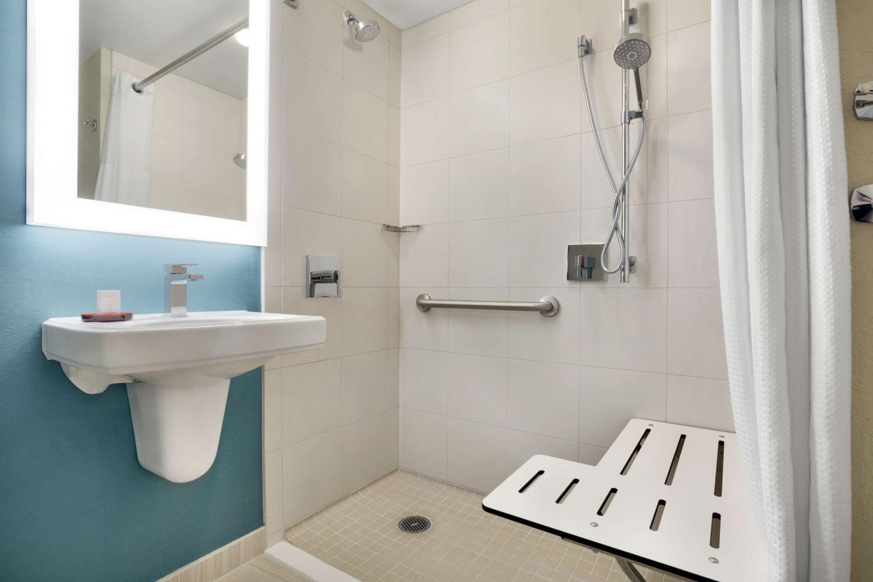 One-Bedroom King Studio Suite with Mobility Accessible Tub - Non-Smoking - Photo 4