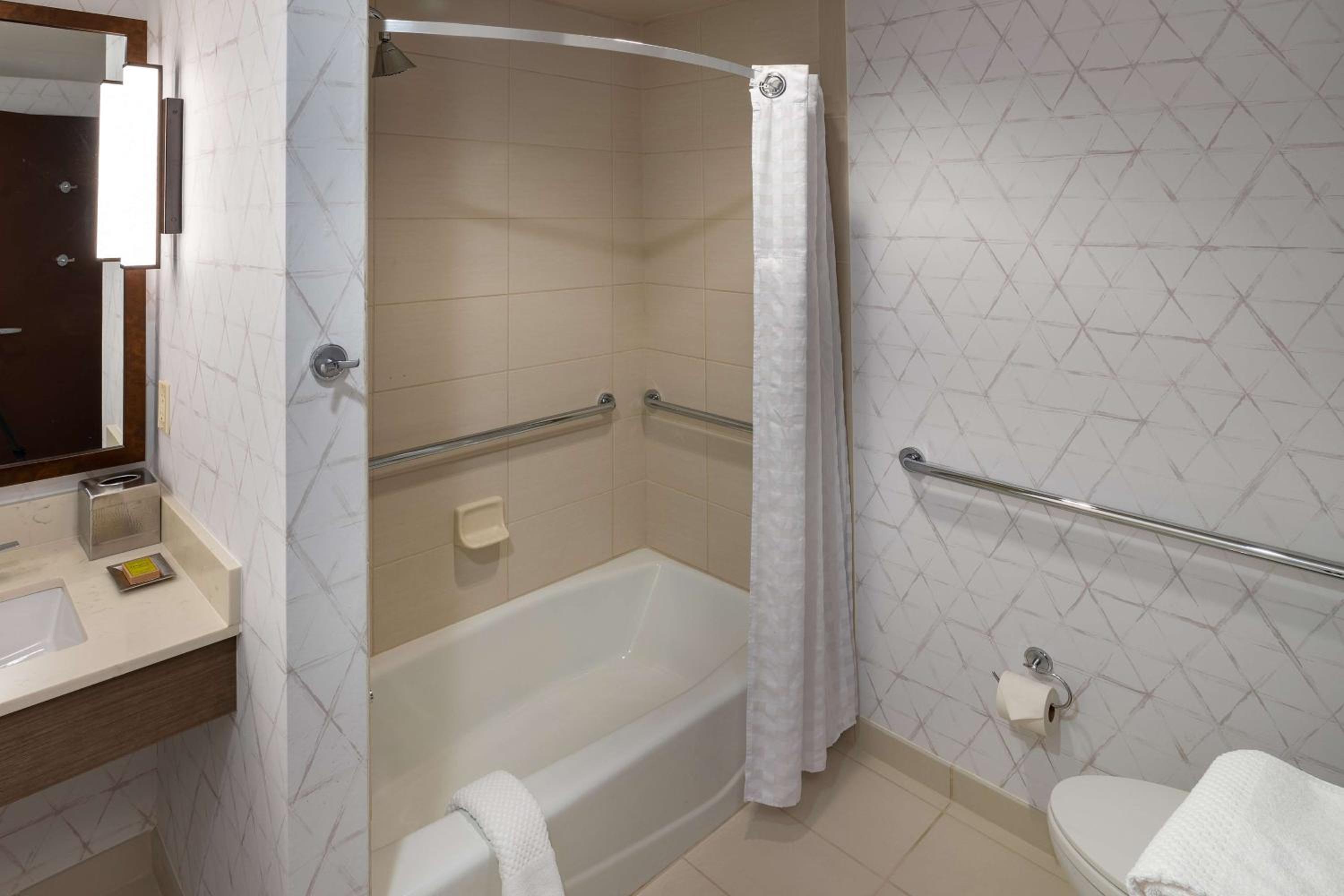 King Room with Mobility Accessible Tub photo 3