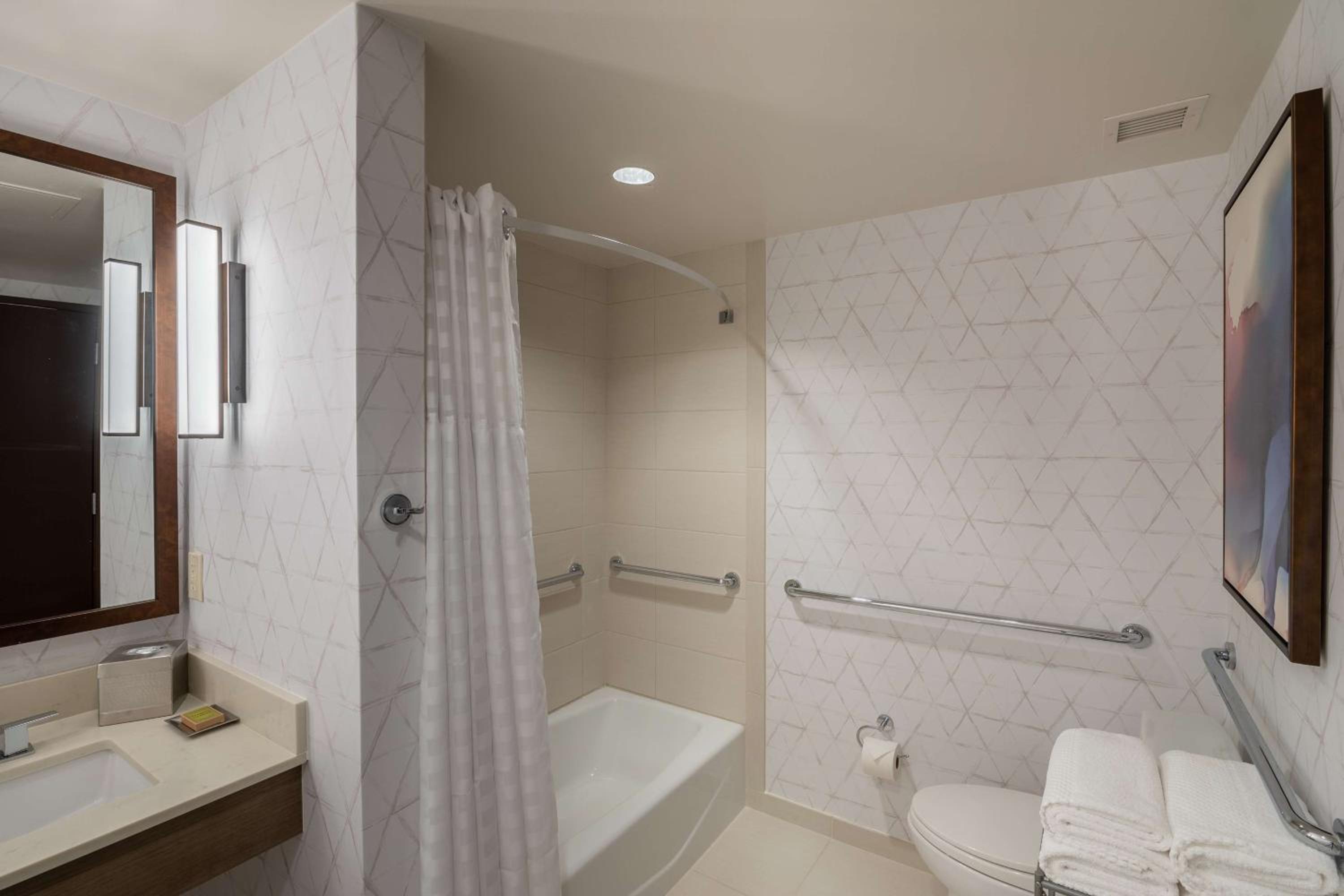 Queen Room with Two Queen Beds - Mobility and Hearing Access photo 3