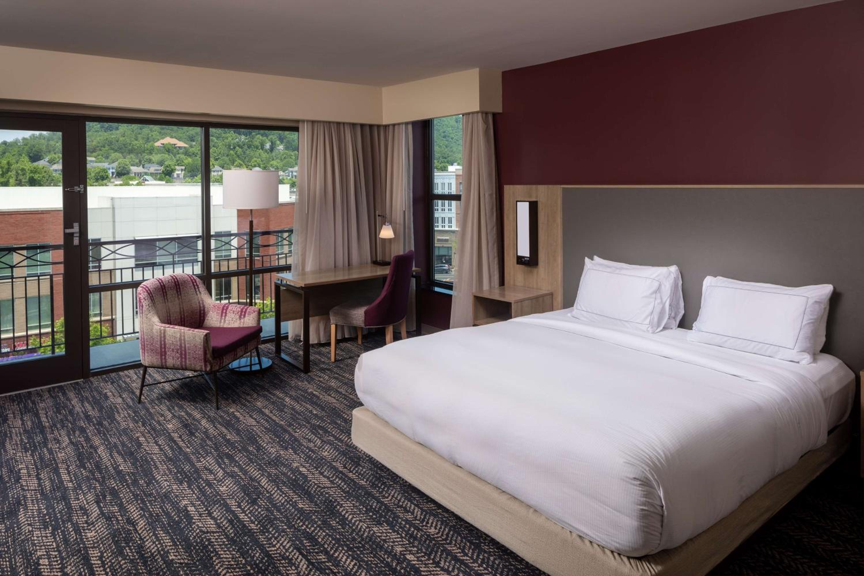 King Room with Balcony - Photo 4