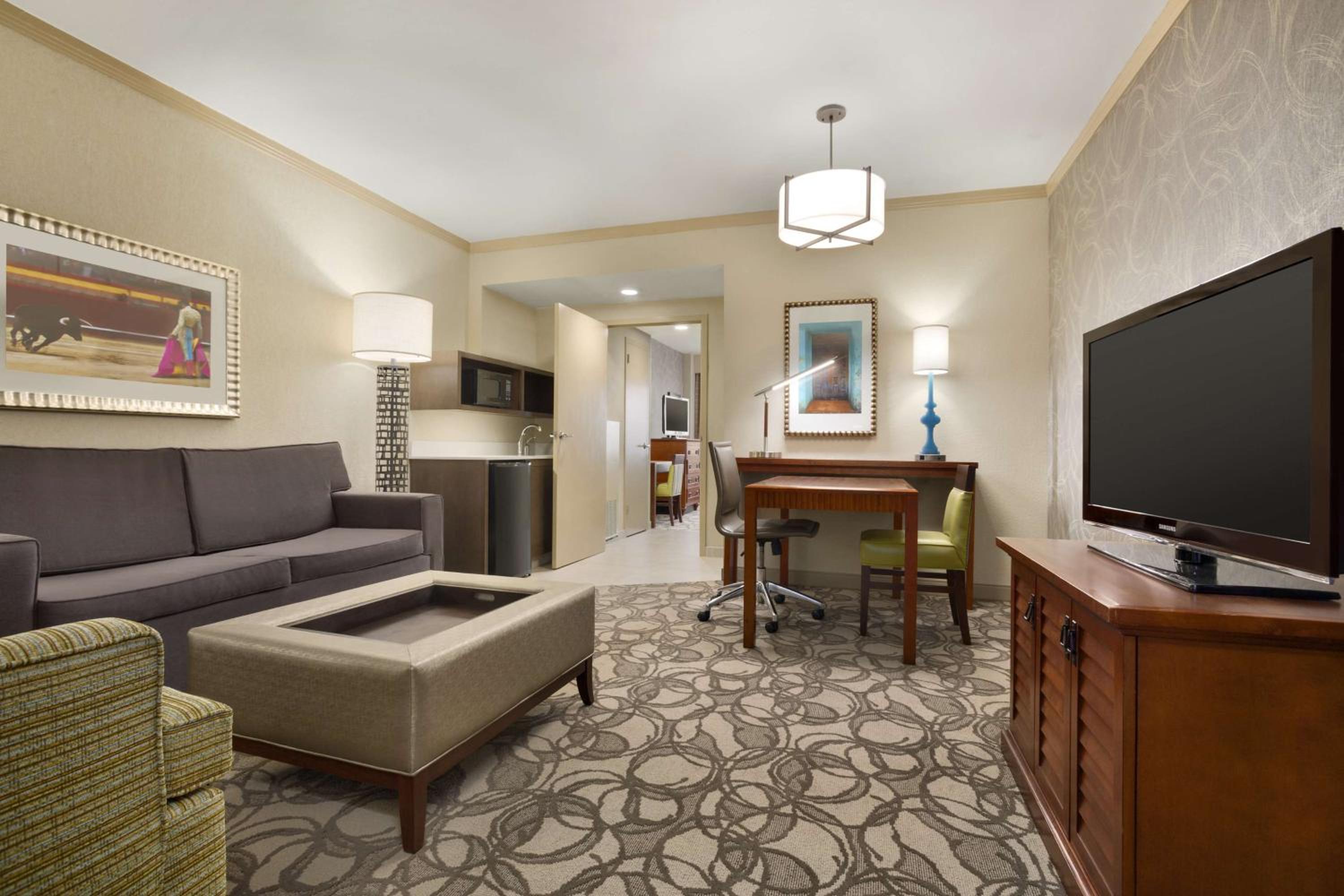 One-Bedroom King Suite - Hearing Accessible/Non-Smoking - Photo 2