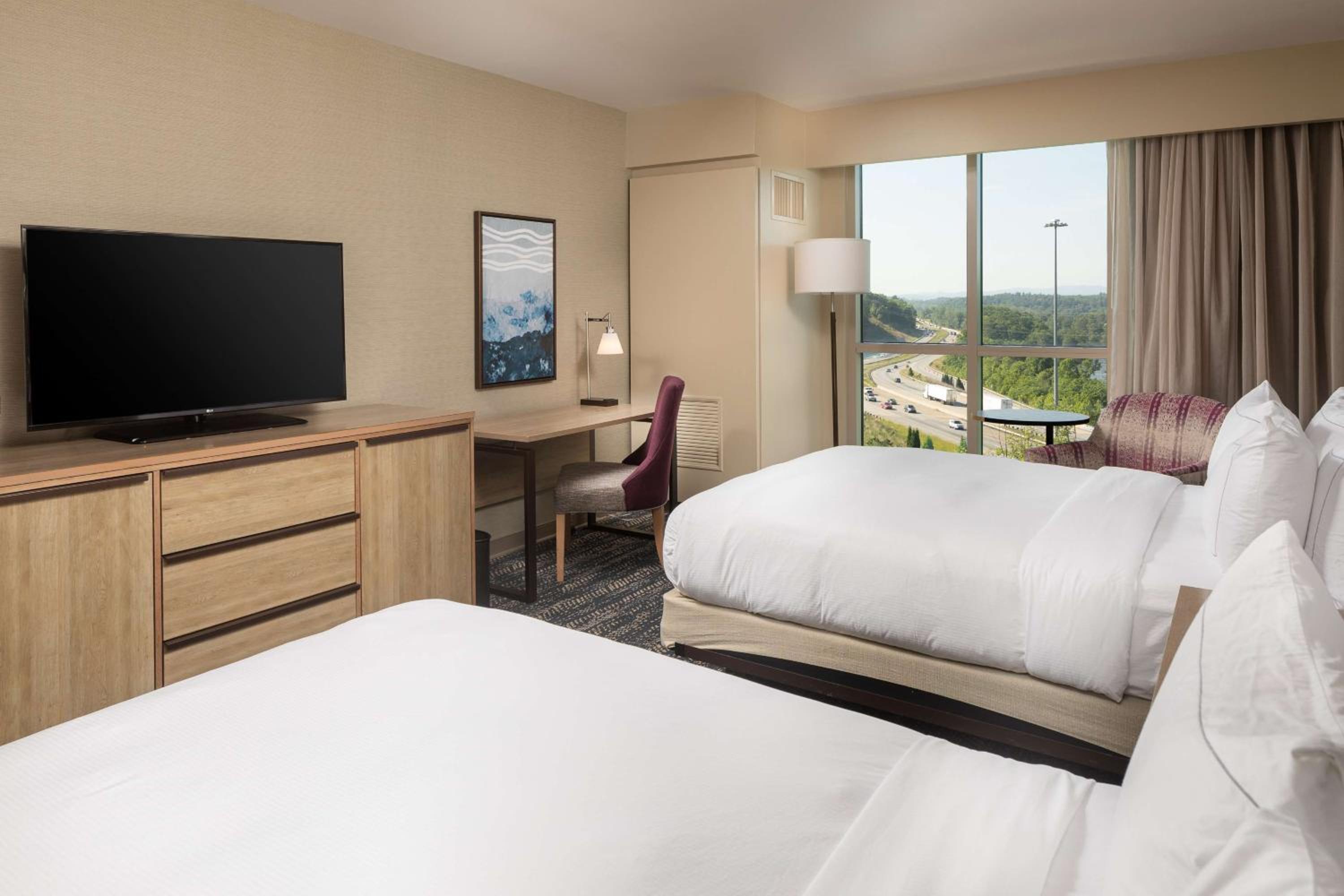 Queen Room with Two Queen Beds - River View - Photo 3