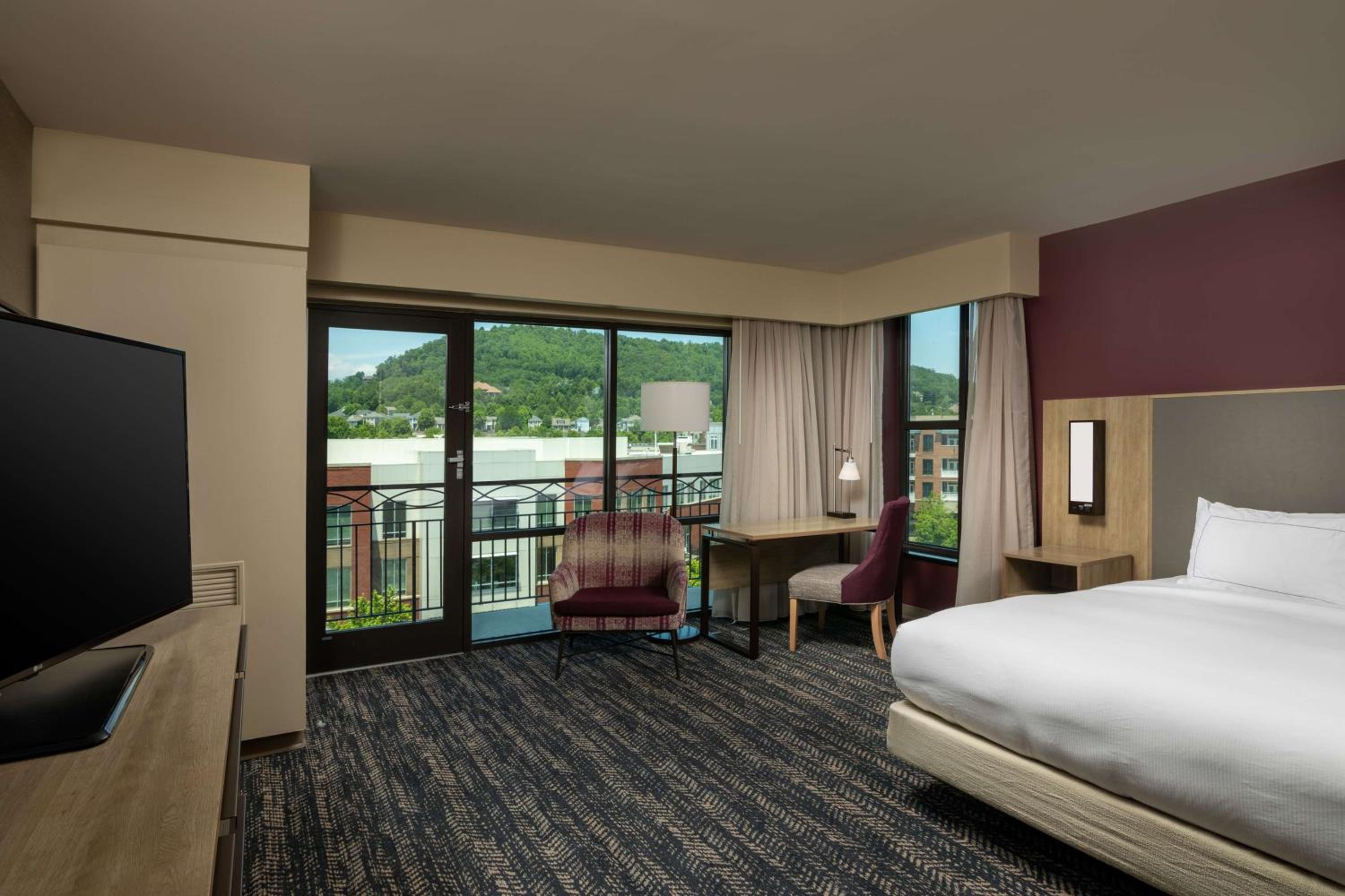 King Room with Balcony - Photo 2