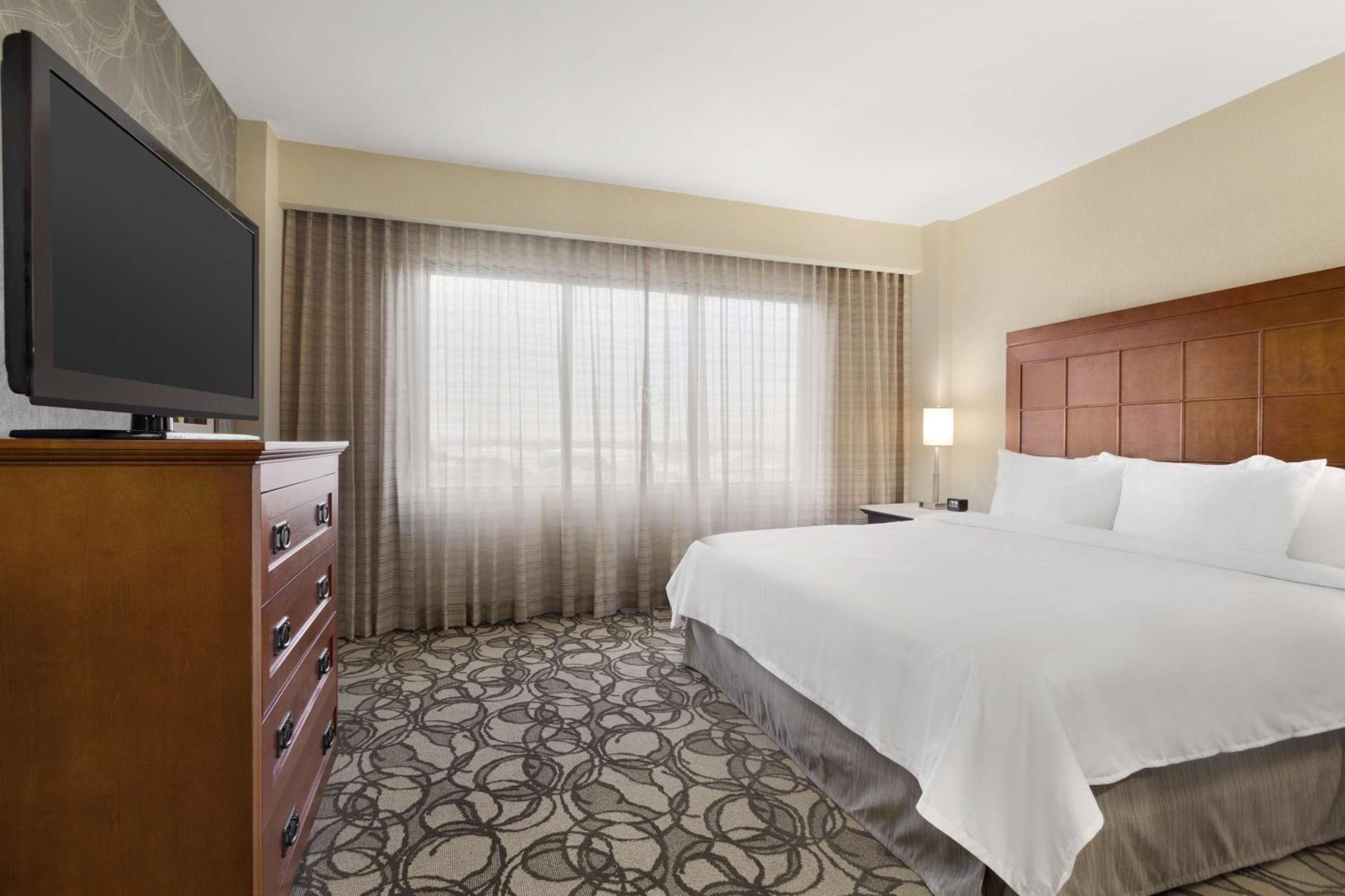 One-Bedroom King Suite - Hearing Accessible/Non-Smoking - Photo 3