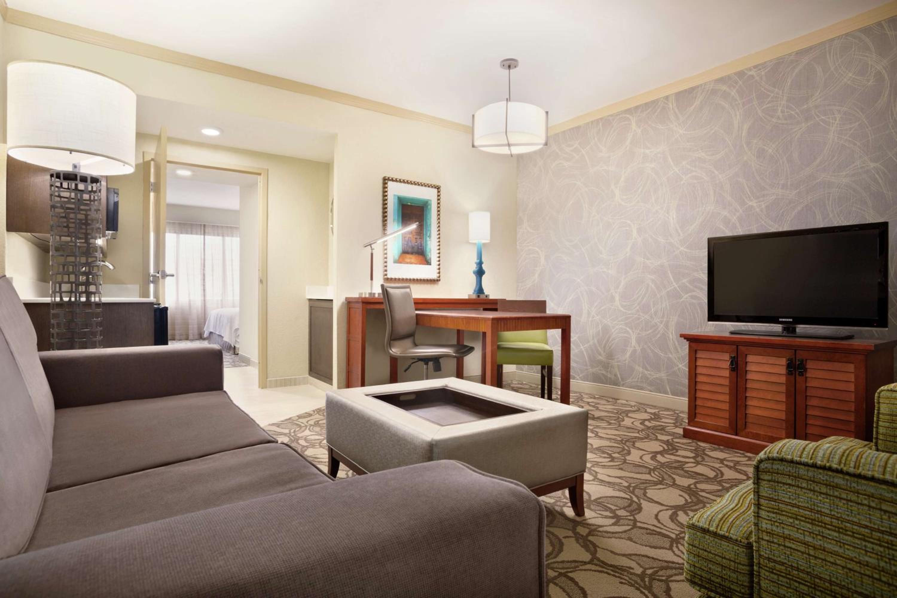 One-Bedroom King Suite with Roll-In Shower - Mobility Access/Non-Smoking - Photo 4