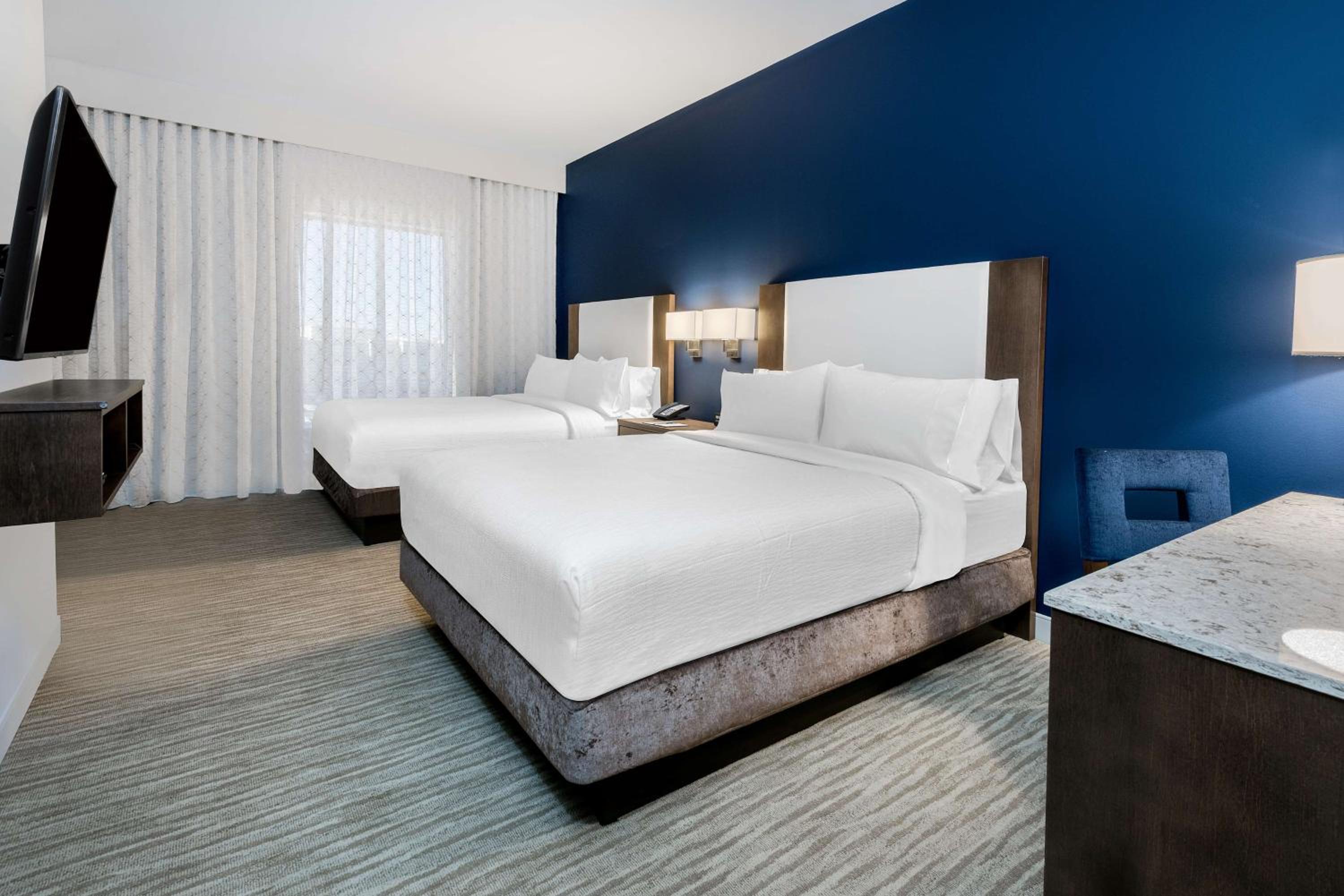 Two-Room Suite with Two Queen Beds - Hearing Accessible photo 3