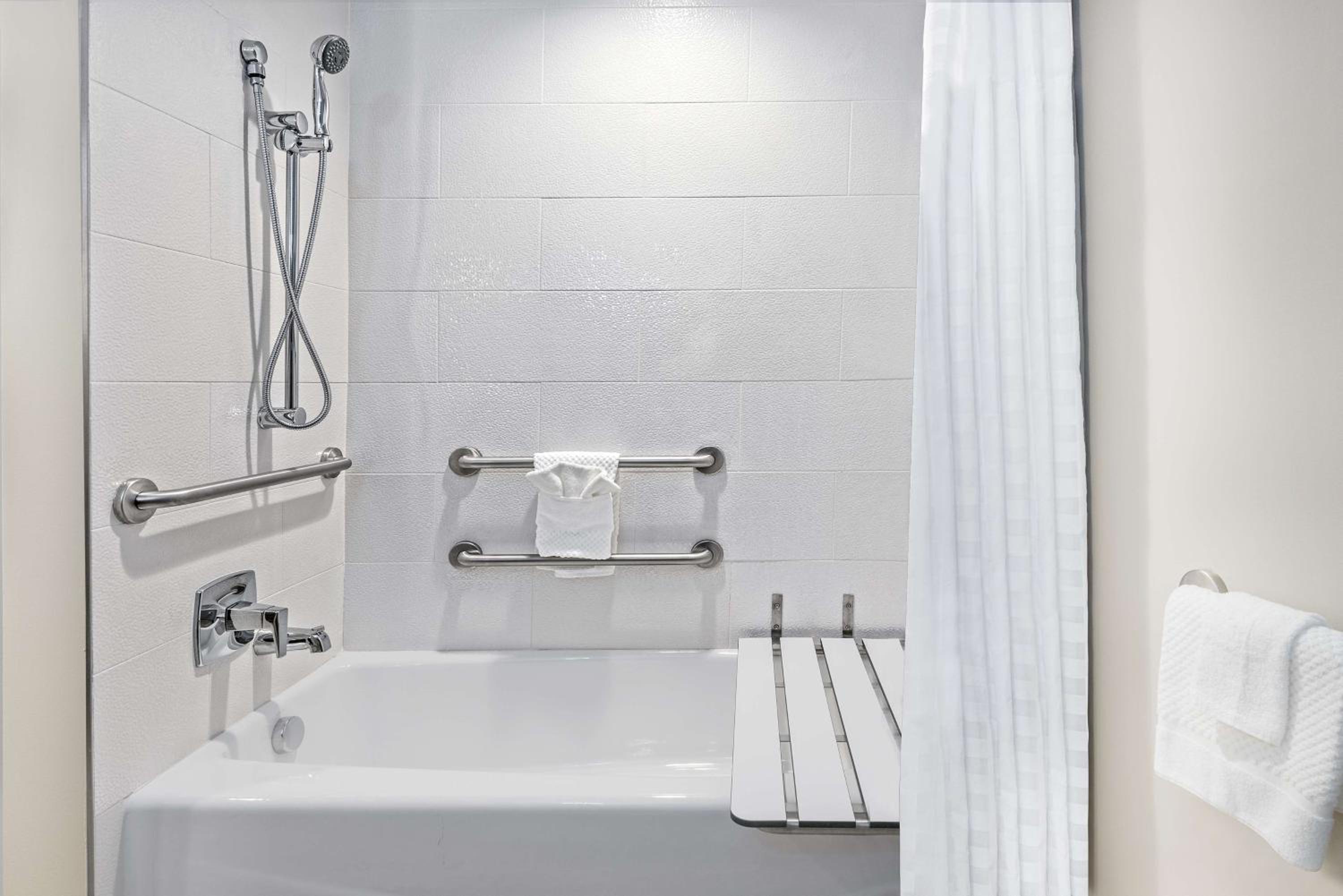 Two-Room King Suite with Bath Tub - Mobility Accessible photo 3