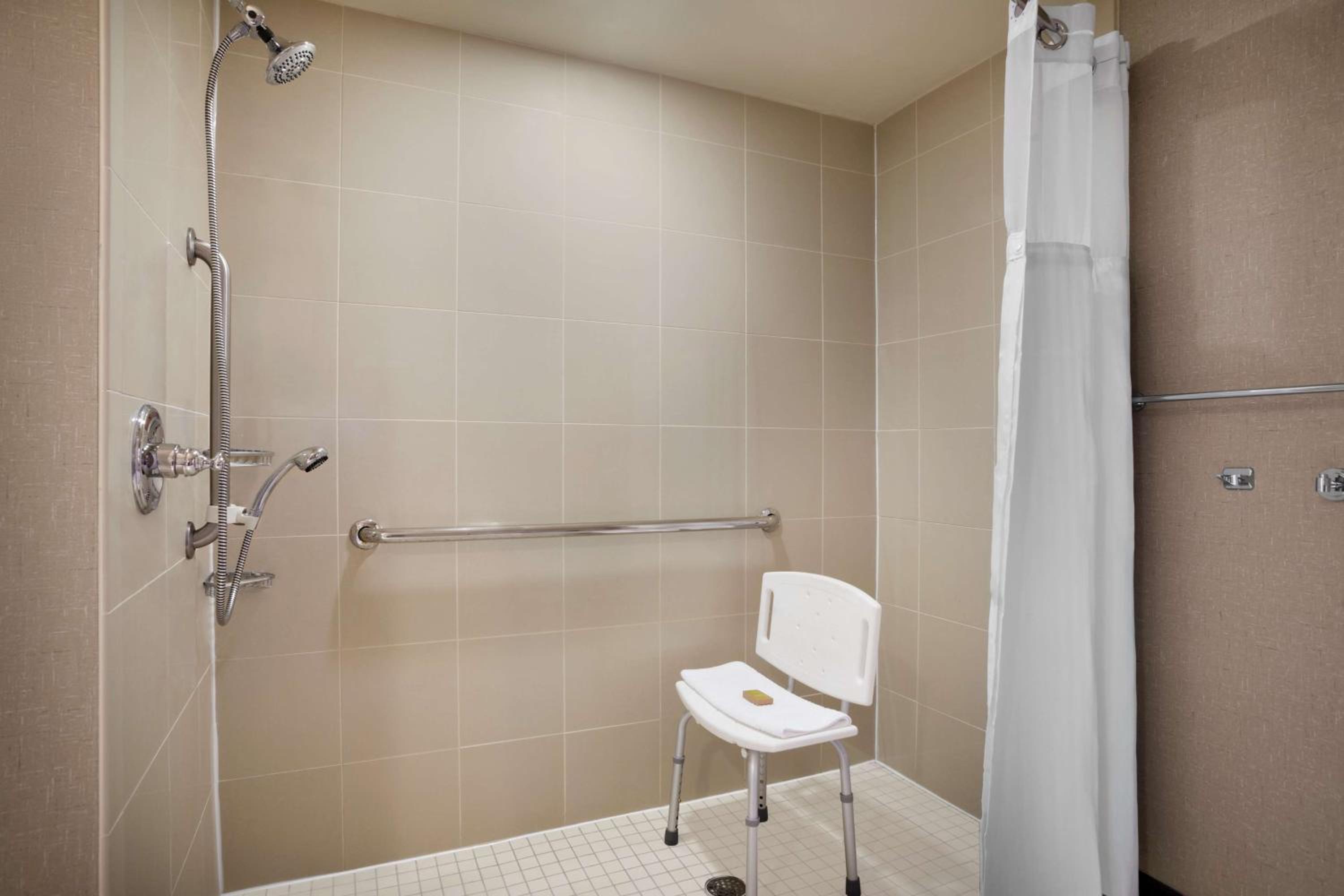 King Room with Roll-In Shower - Mobility and Hearing Access - Photo 3