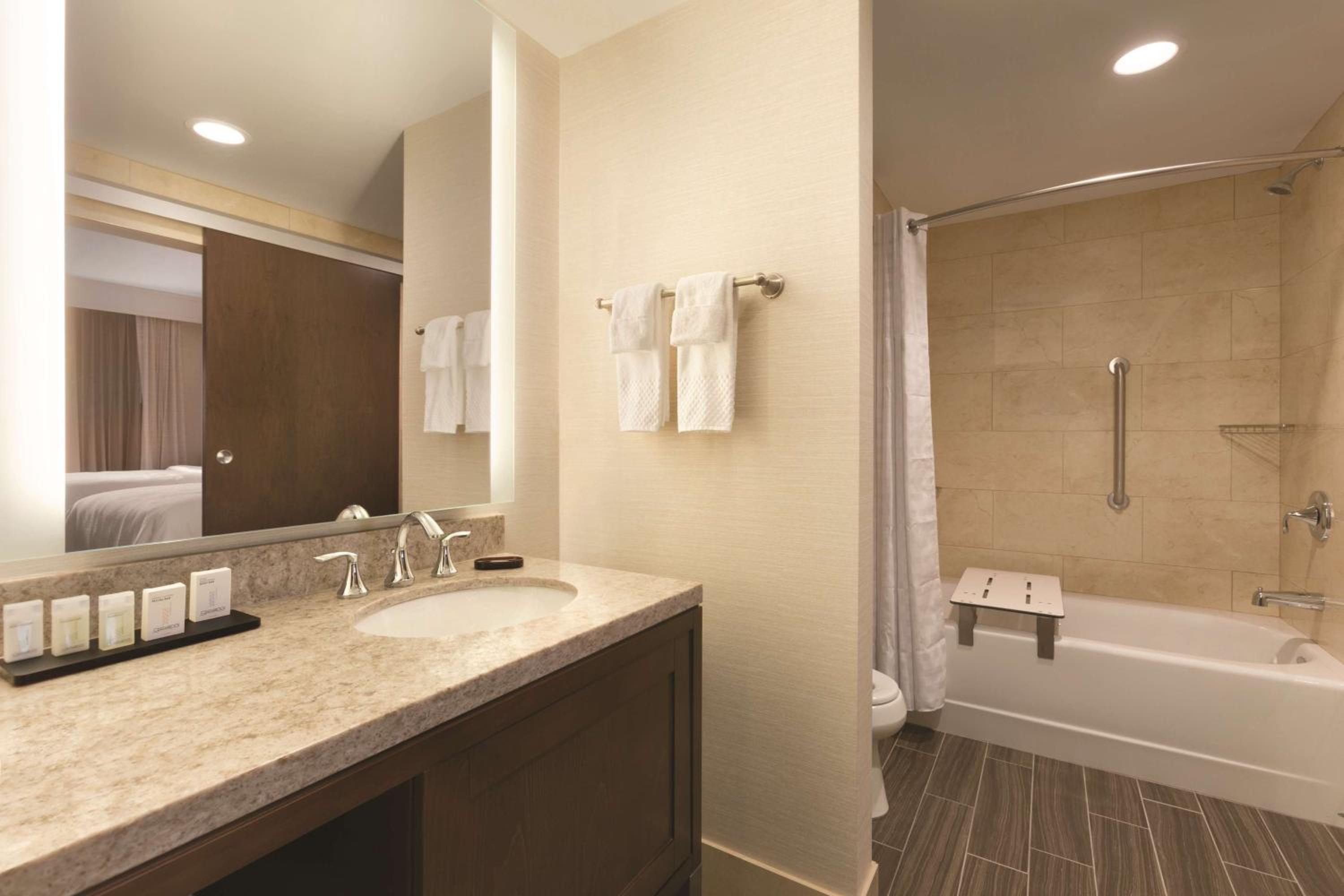 Premium Queen Suite with Two Queen Beds - Non-Smoking photo 3