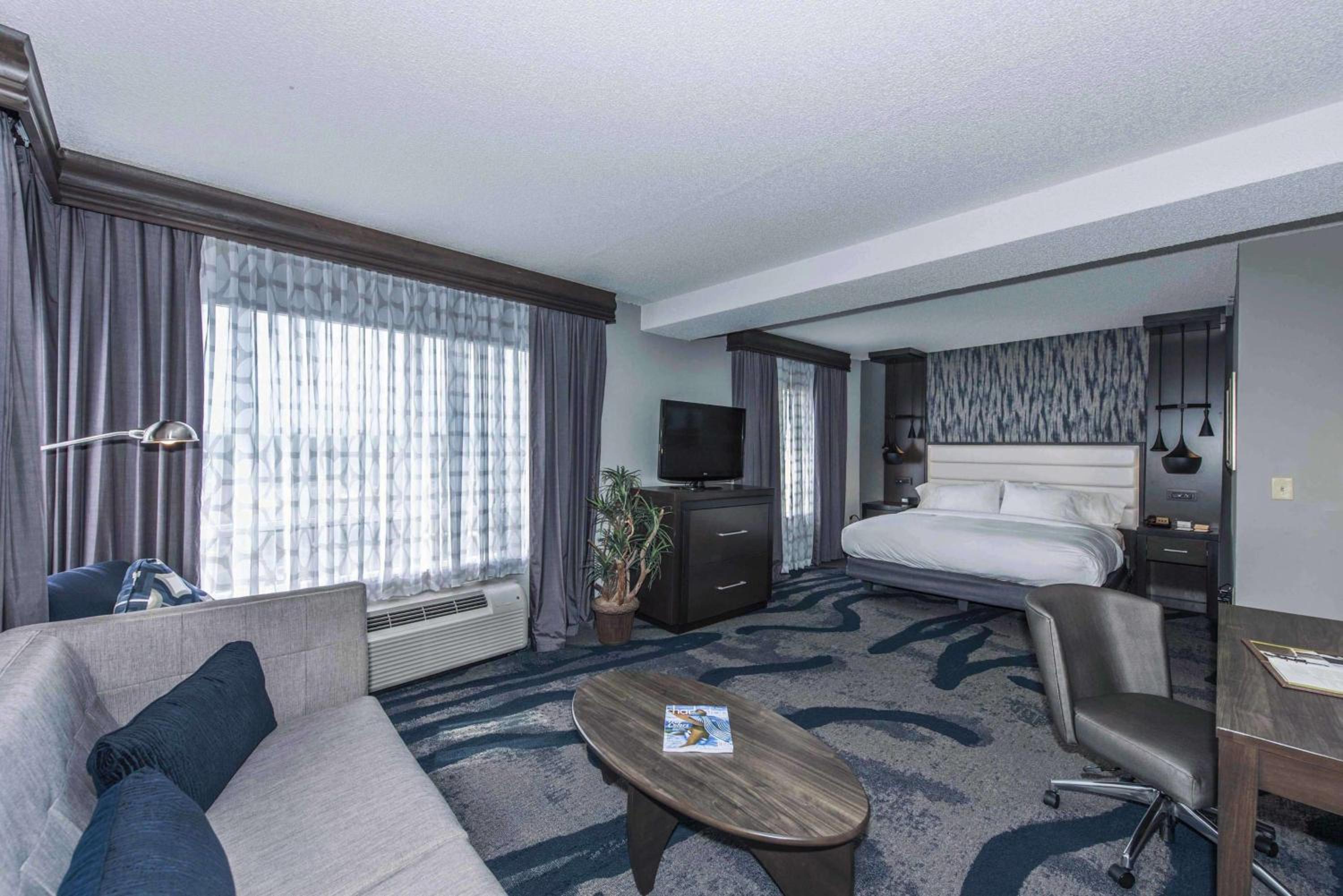 Junior King Suite - Disability Access with Roll-In Shower/Non-Smoking