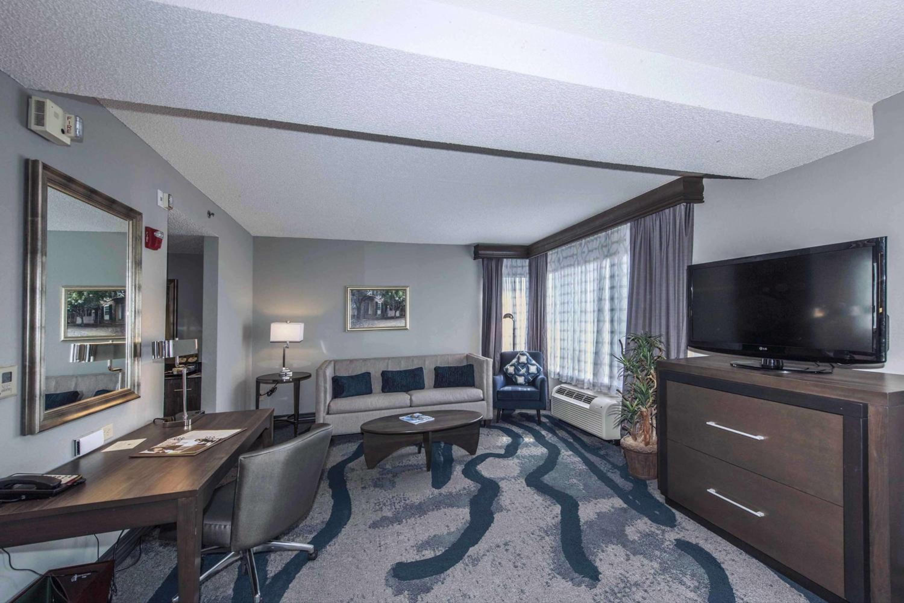 Junior King Suite - Disability Access with Roll-In Shower/Non-Smoking