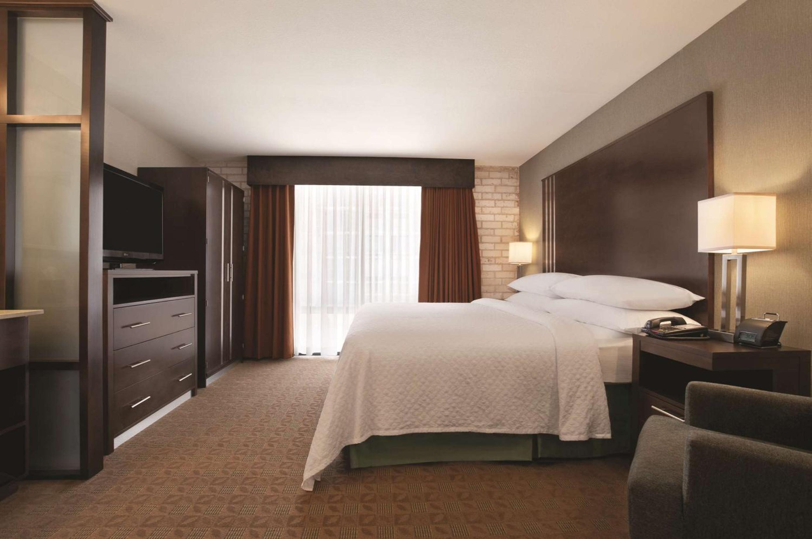 Two-Room King Suite - Non-Smoking - Photo 5