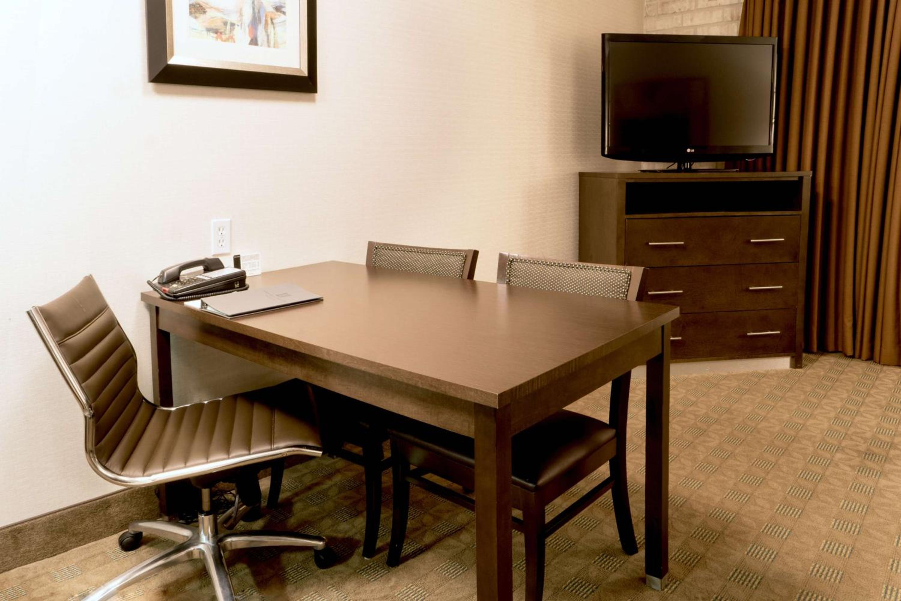 Two-Room King Suite - Non-Smoking - Photo 3