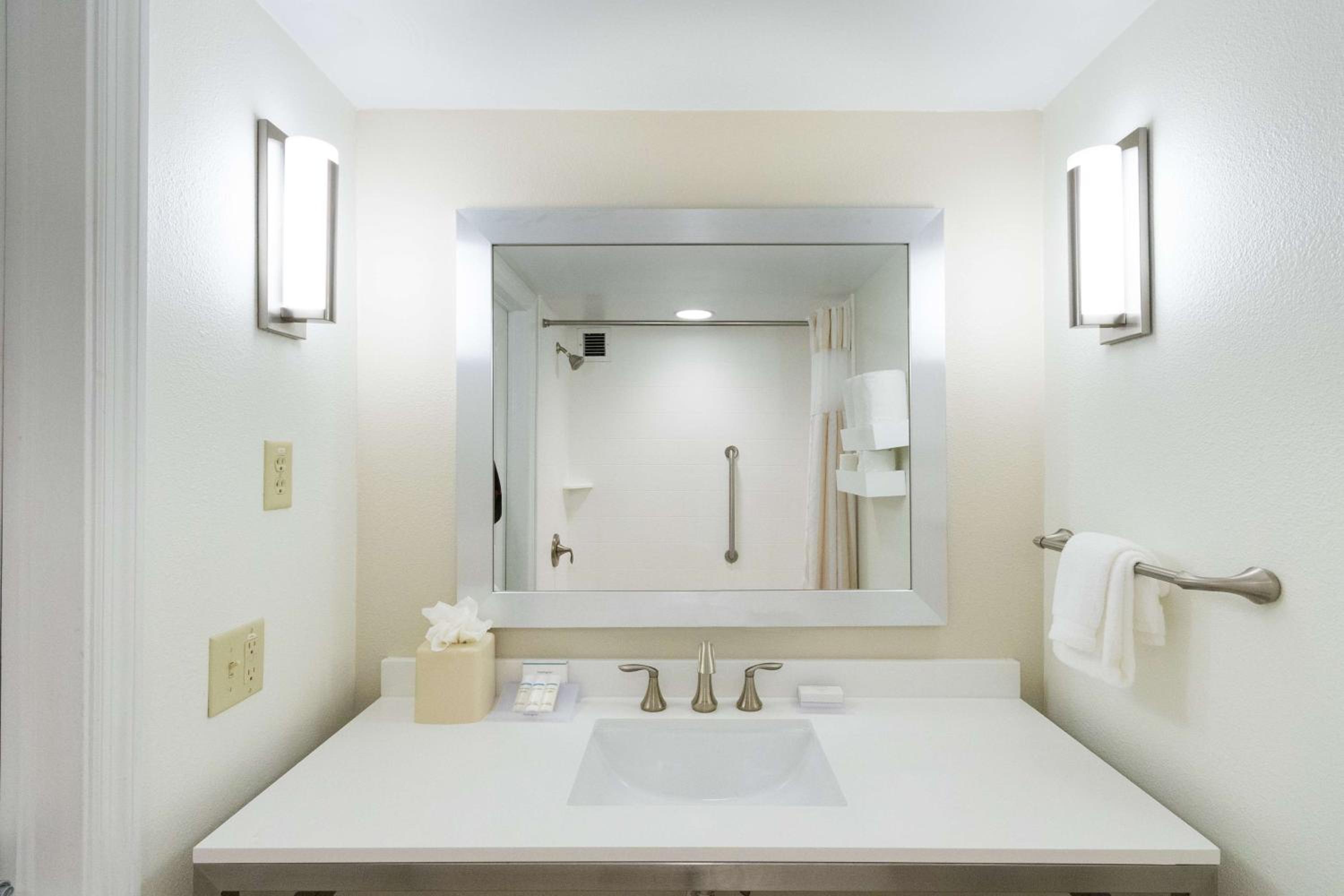 Queen Room with Two Queen Beds - Photo 3