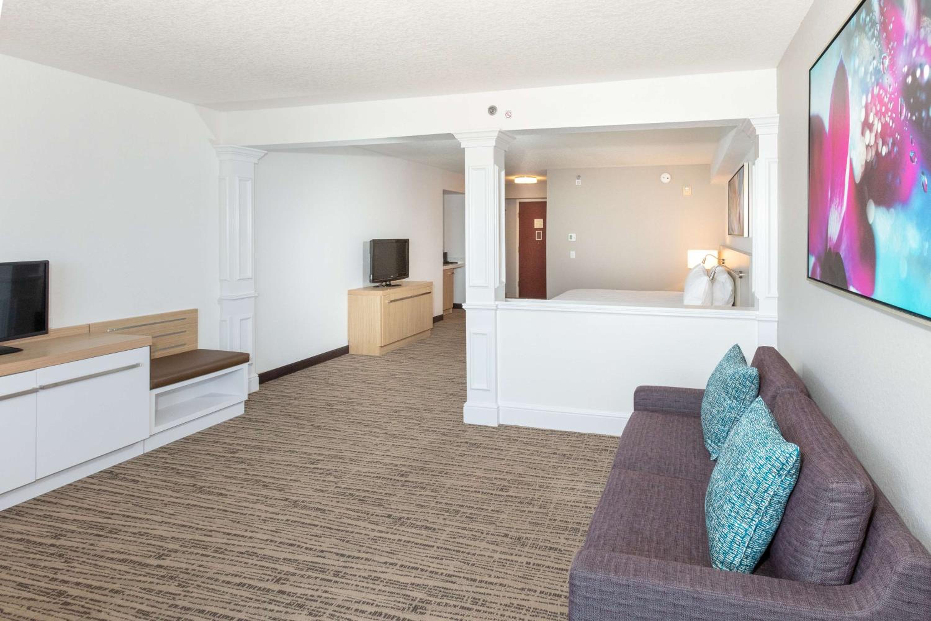 Junior King Suite with Seating Area - Photo 2