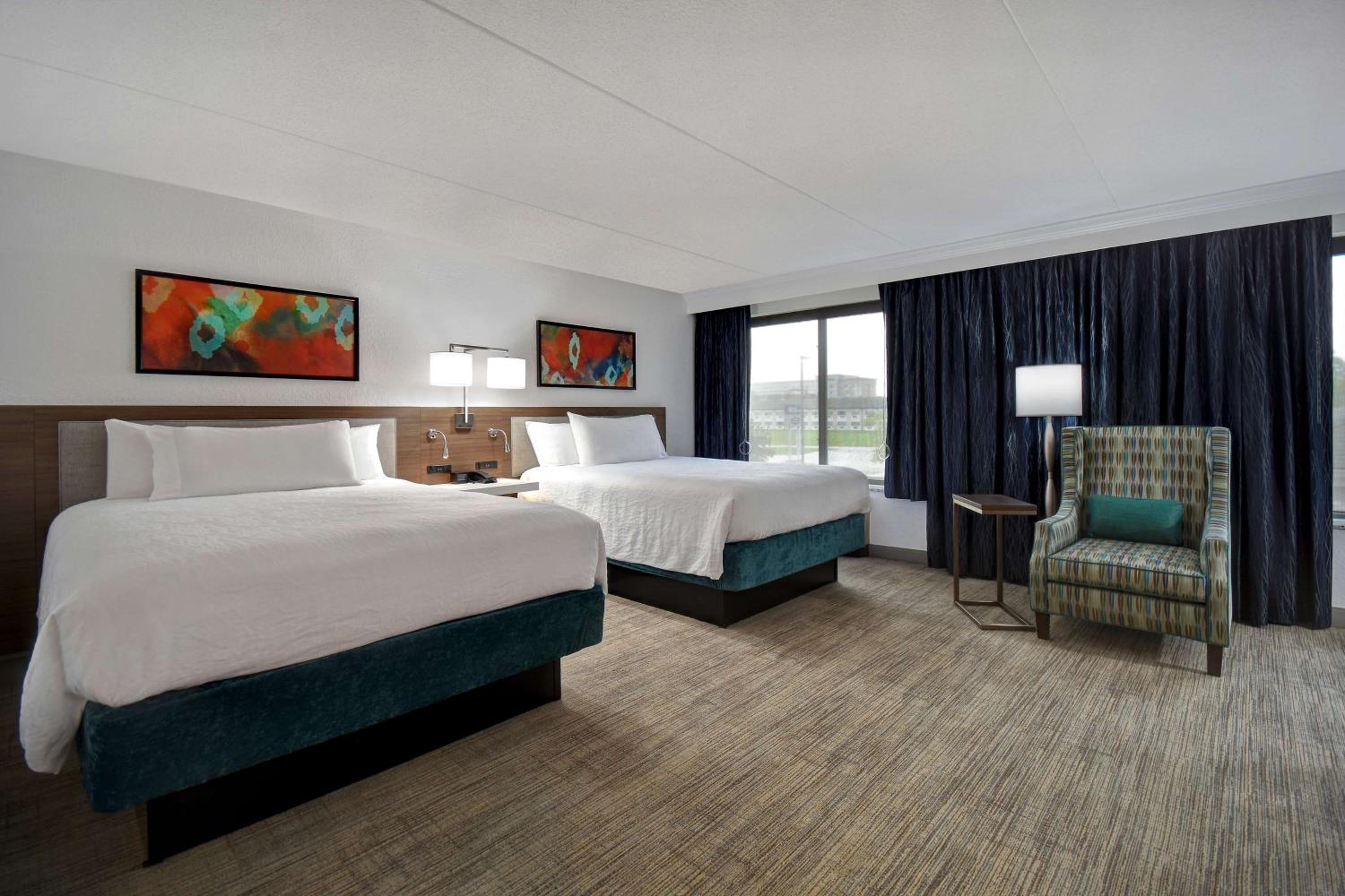 Queen Room with Two Queen Beds and Accessible Tub - Mobility Access - Photo 2