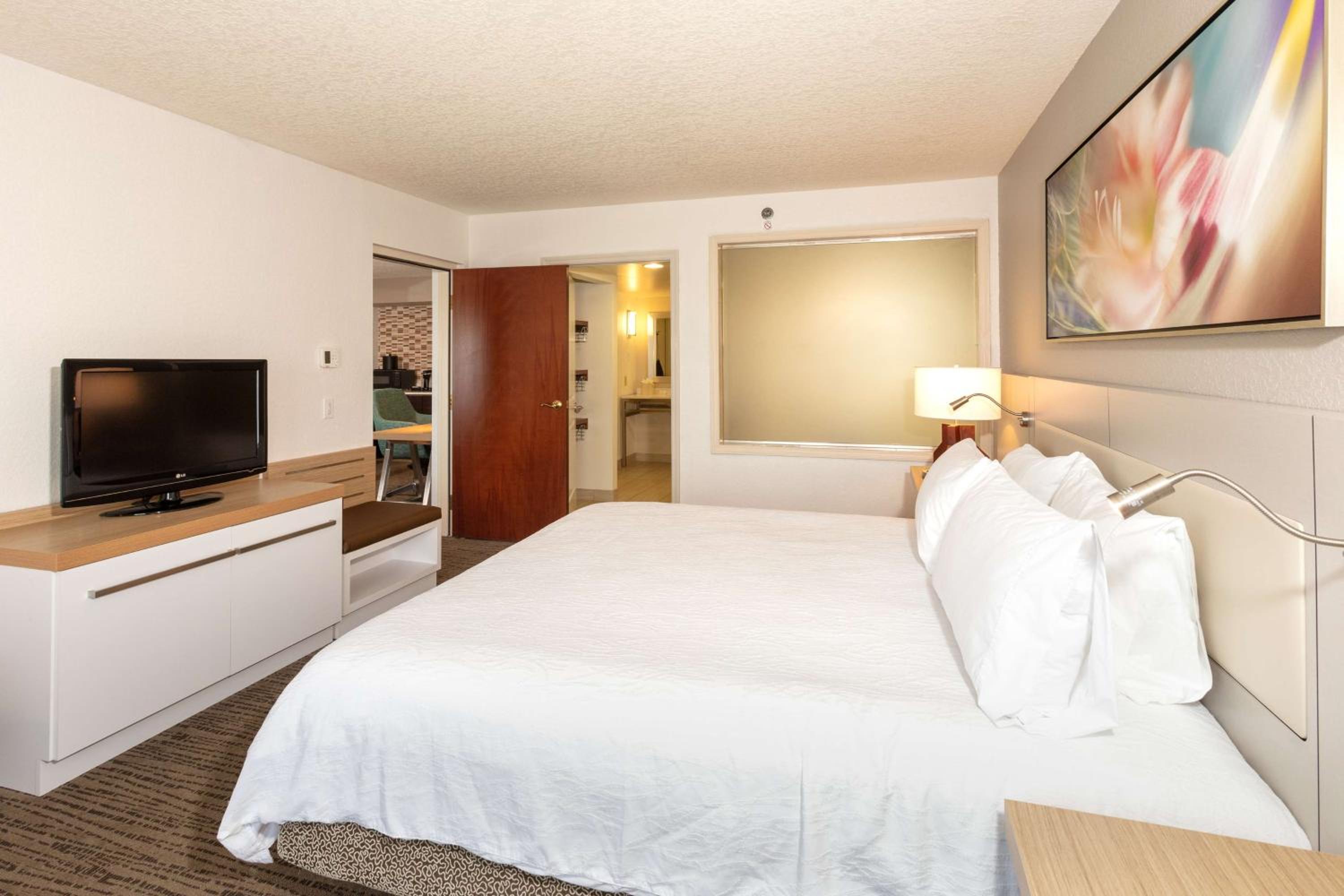 One-Bedroom Deluxe King Suite with Spa Bath - Photo 1
