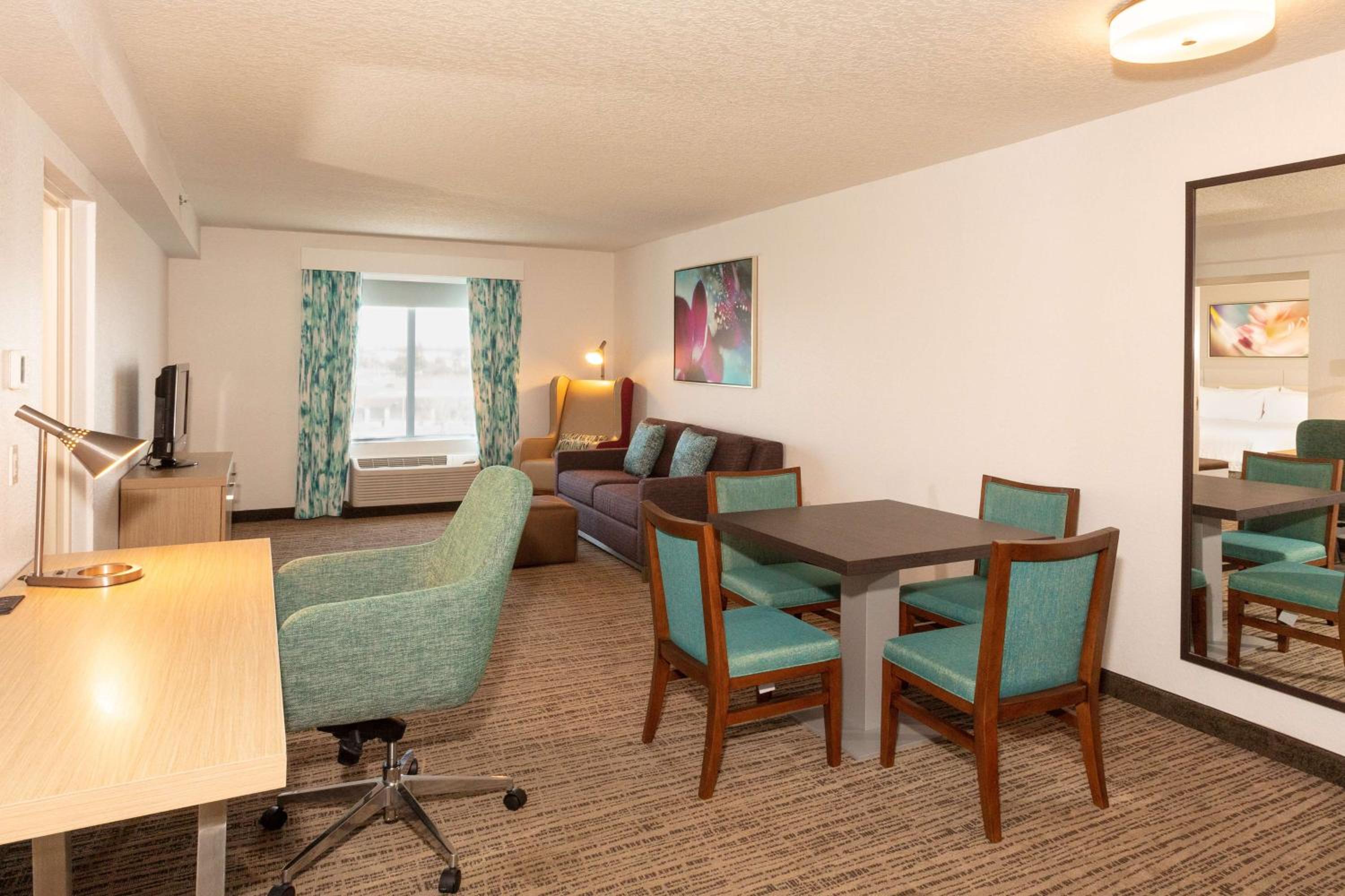 One-Bedroom Deluxe King Suite with Spa Bath - Photo 2