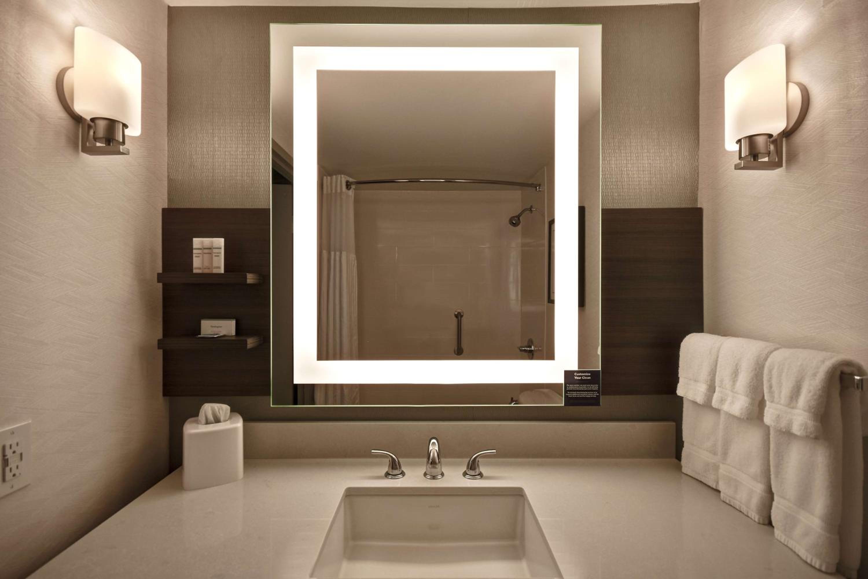 King Room with Accessible Tub - Mobility Access - Photo 2