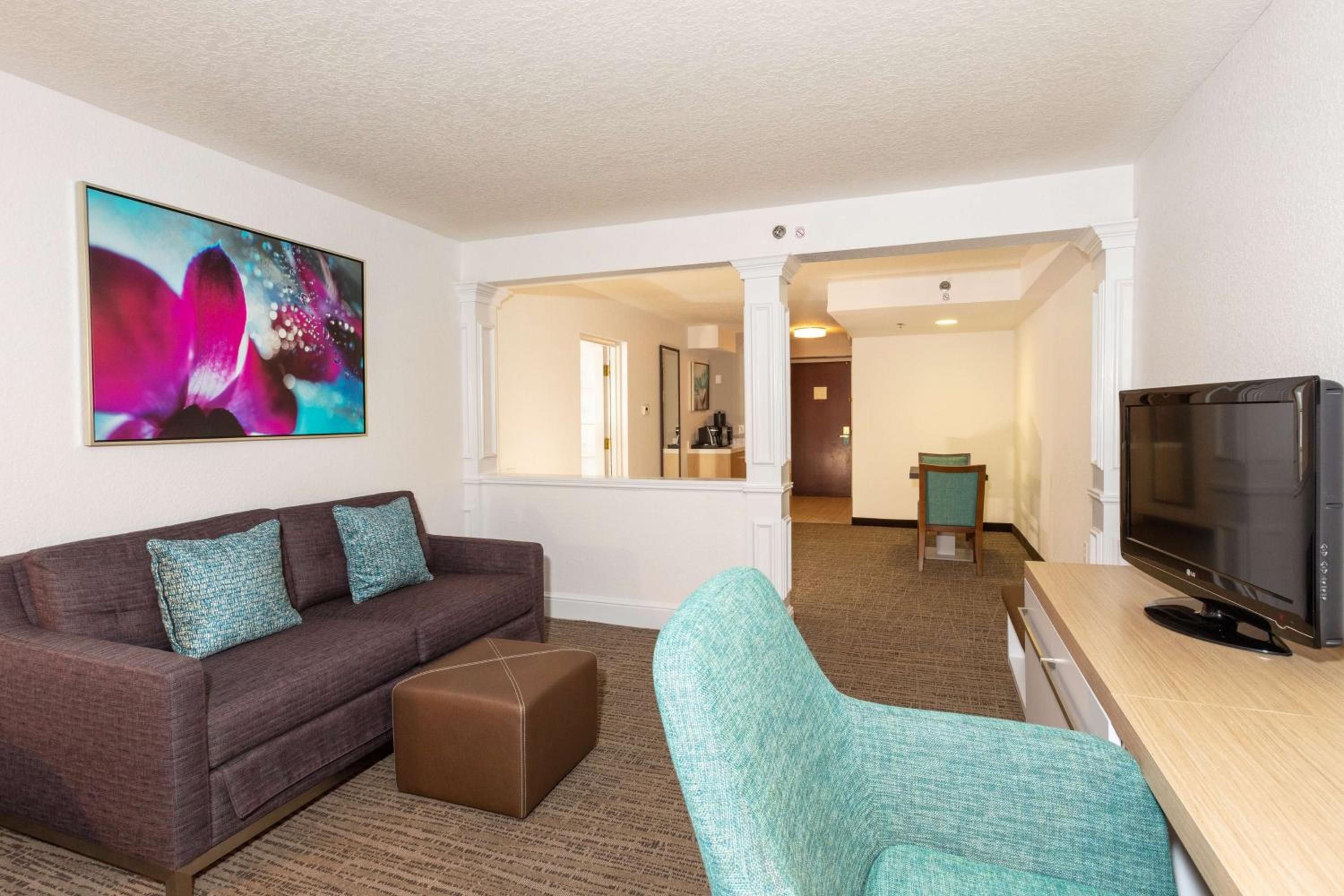 One-Bedroom King Suite with Sofa Bed - Photo 3