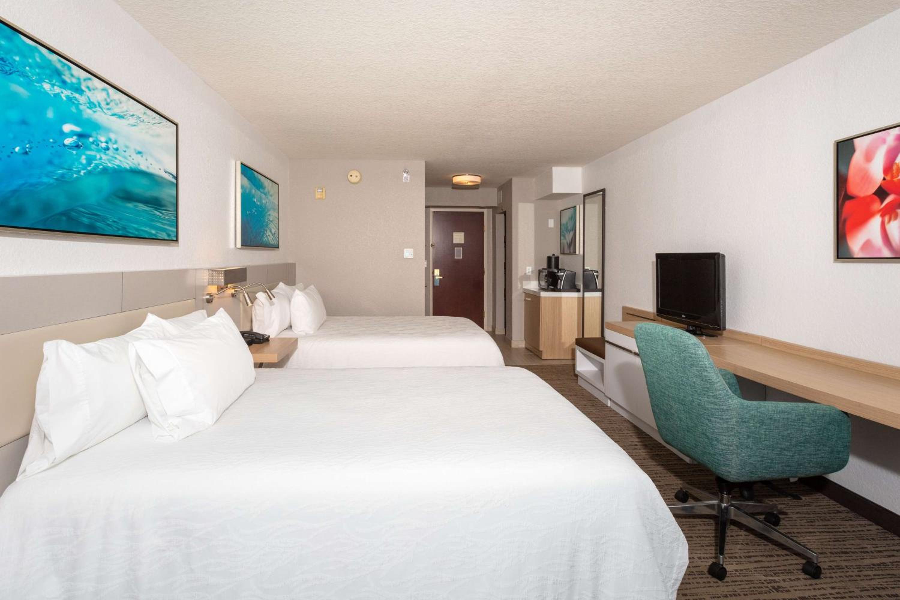 Queen Room with Two Queen Beds - Photo 4
