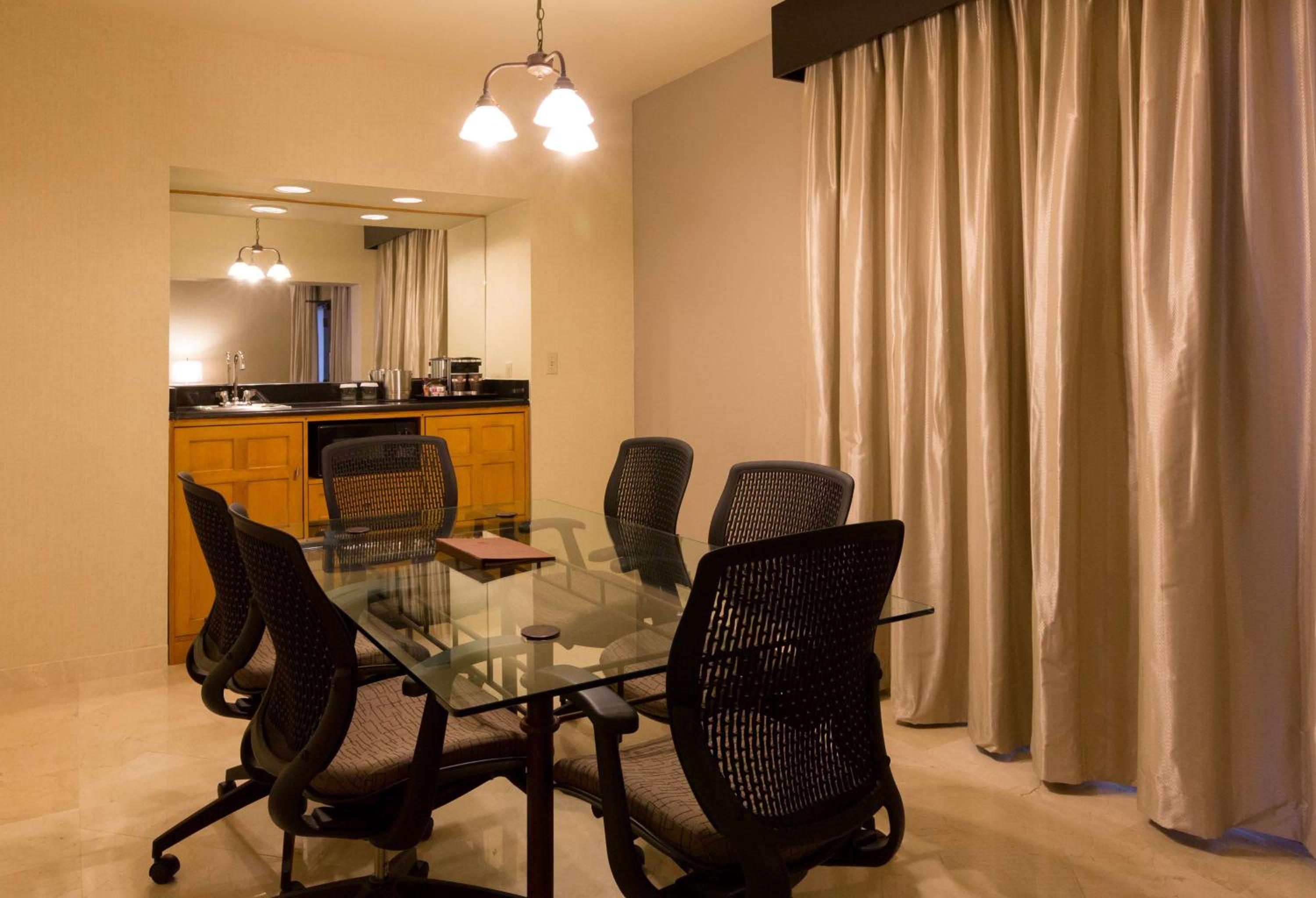 2 Bed Room 1 King 2 Double Non-Smoking - Photo 3