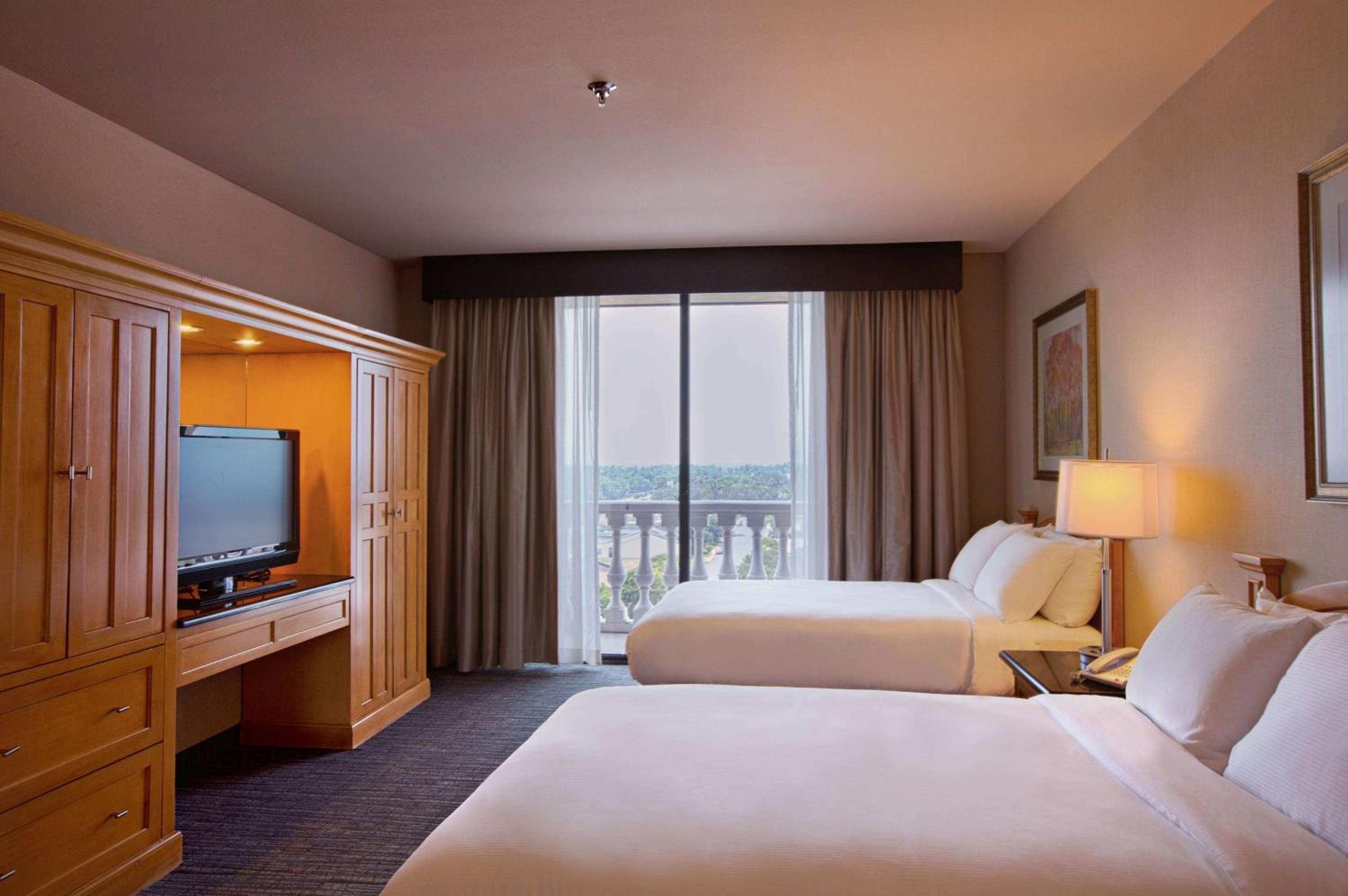 Double Suite with Two Double Beds - Non-Smoking - Photo 1