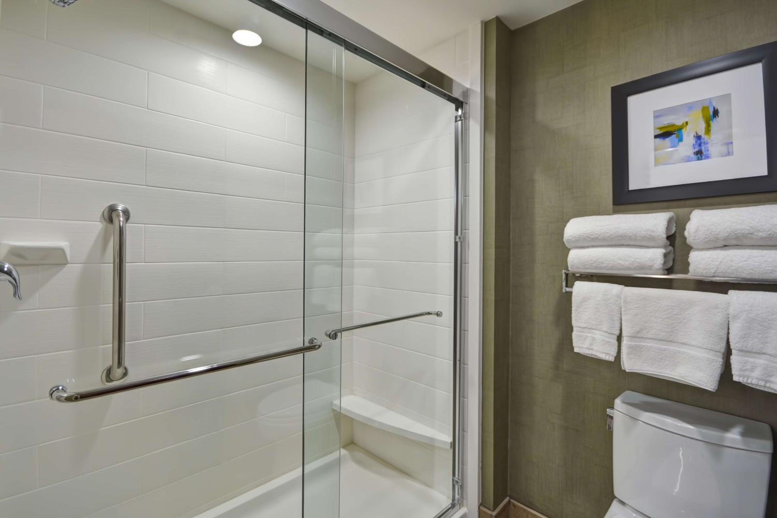 Two Bedroom Suite with Two Bathrooms thumbnail 6