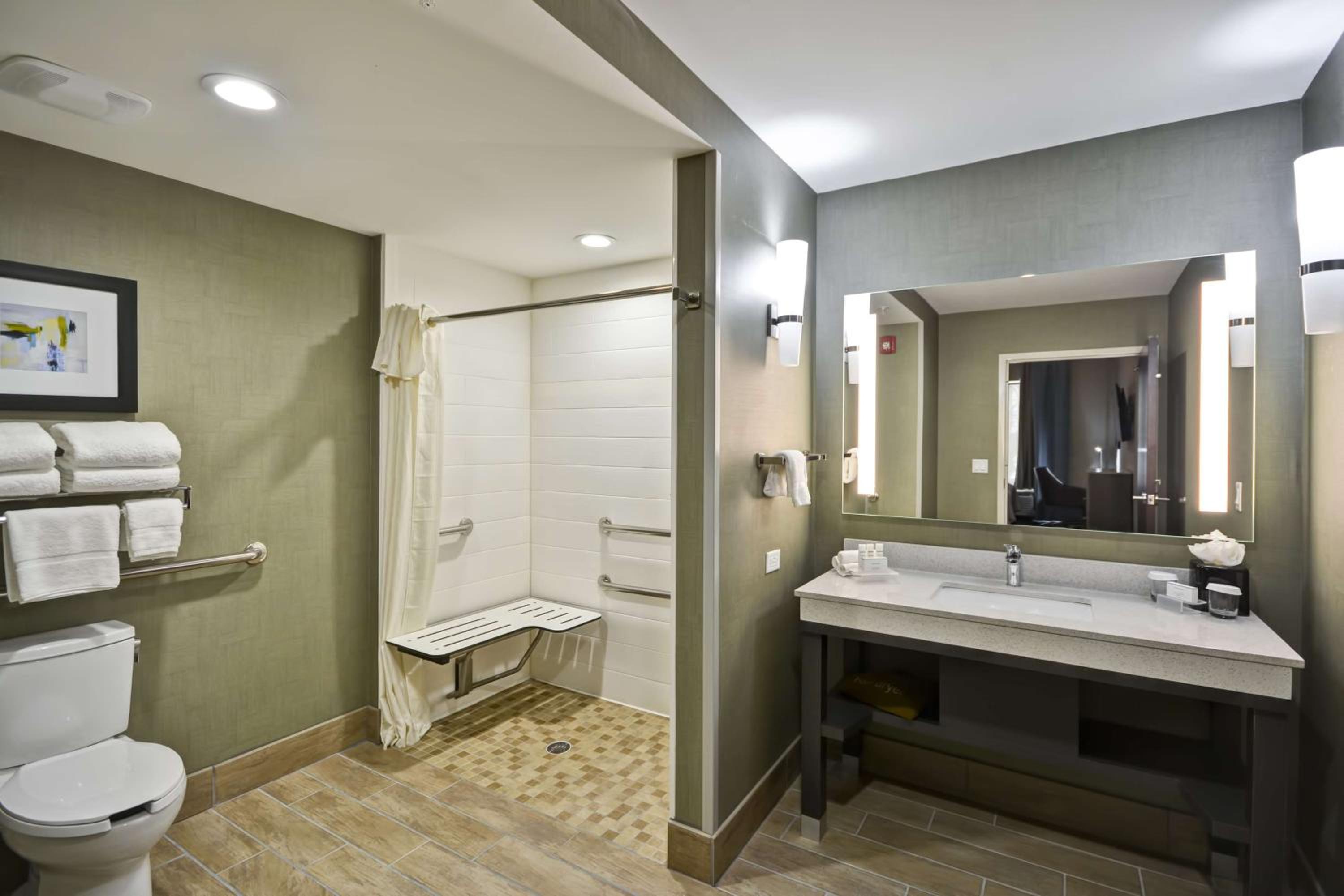 One-Bedroom Queen Suite with Two Queen Beds thumbnail 5
