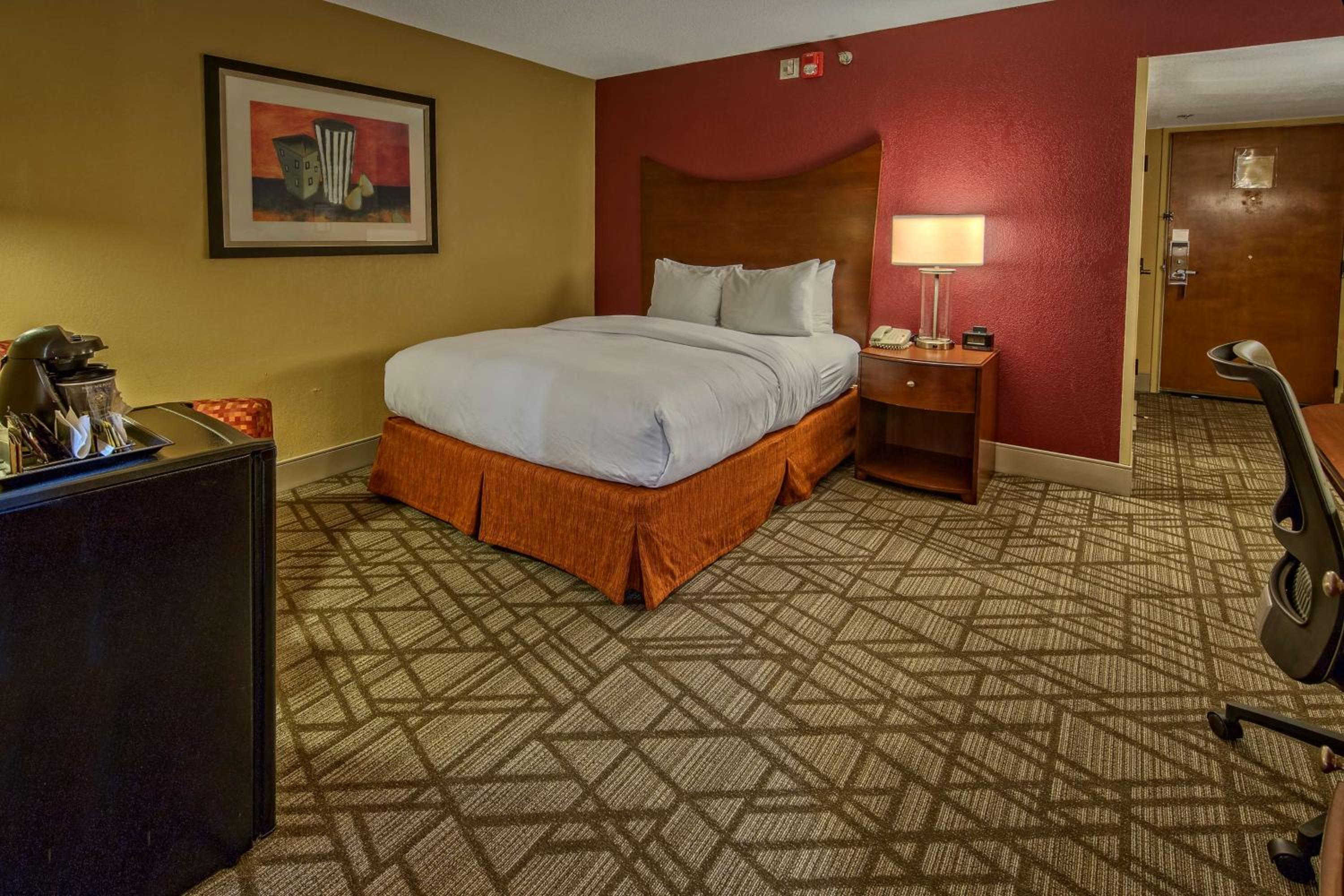 Queen Room with Roll-In Shower- Disability/Hearing Accessible - Non- Smoking - Photo 1