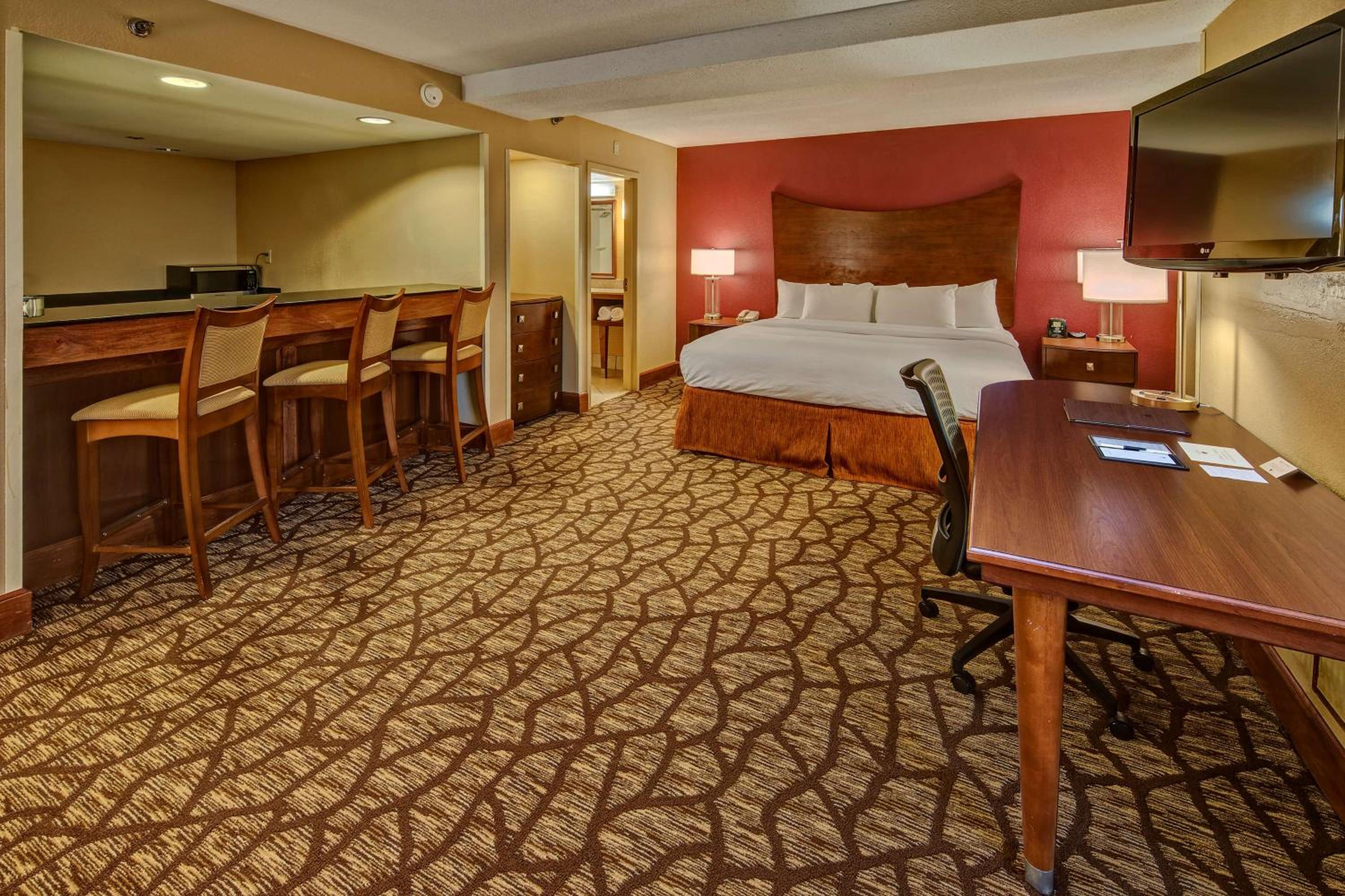 One King Jr Suite Non-Smoking - Photo 5