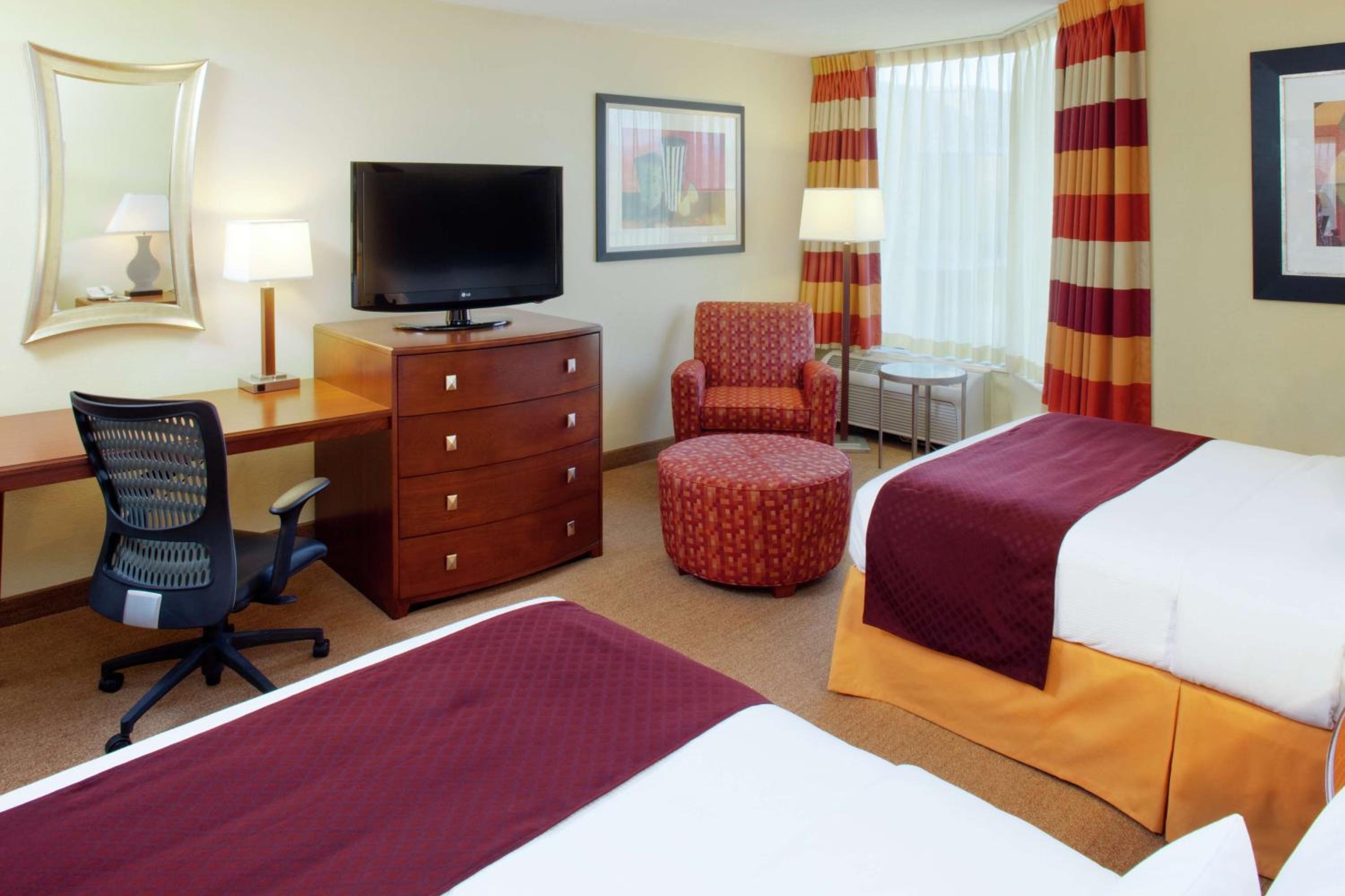 Queen Room with Two Queen Beds - Photo 2