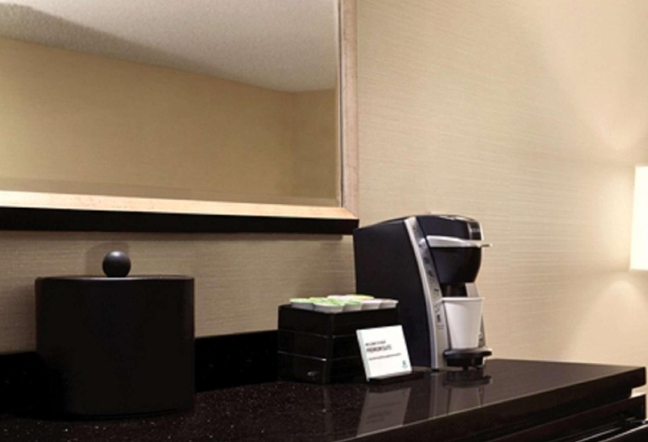 Premium King Suite - Non-Smoking - Photo 2