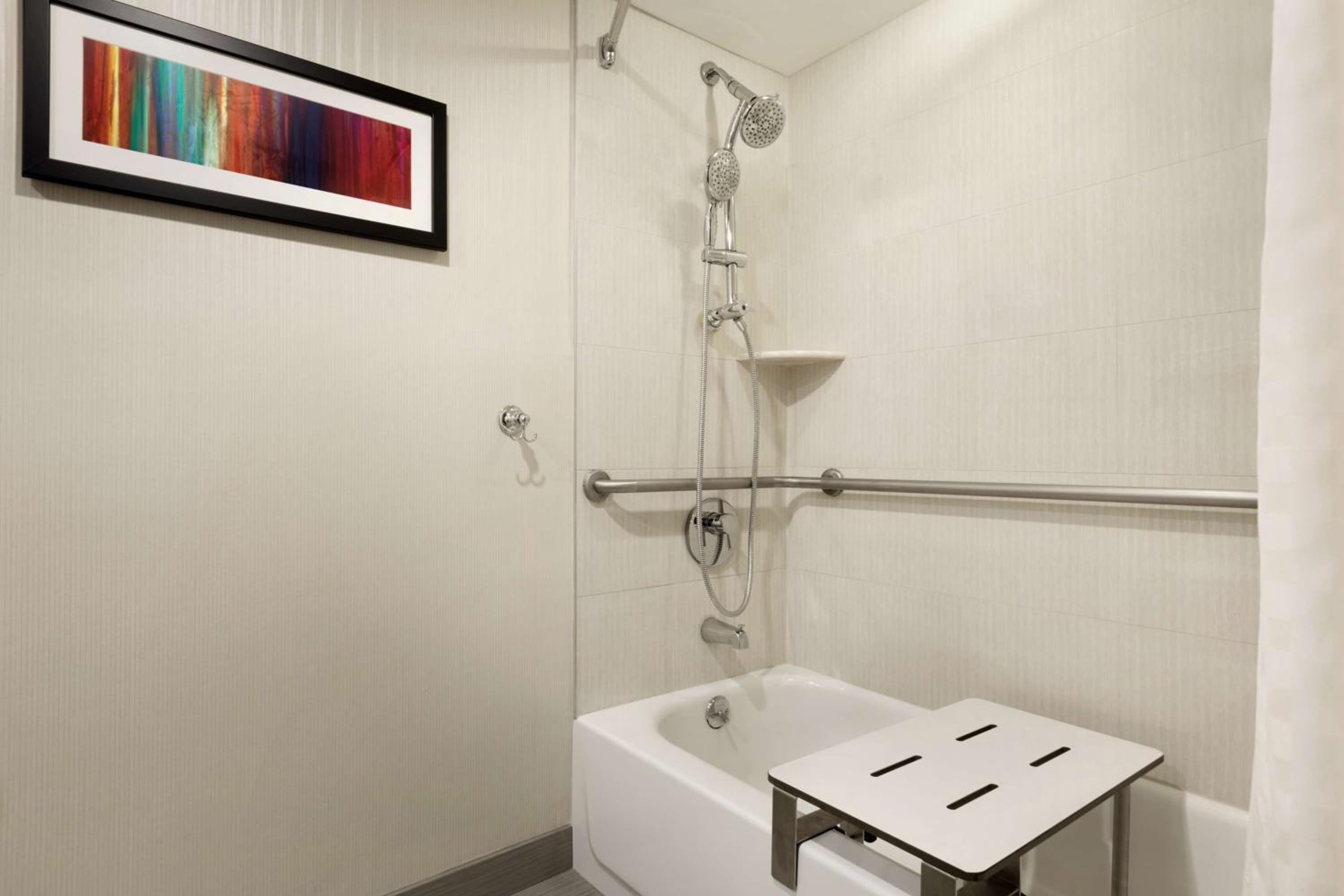 Premium King Suite - Disability Access / Non - Smoking - Photo 2