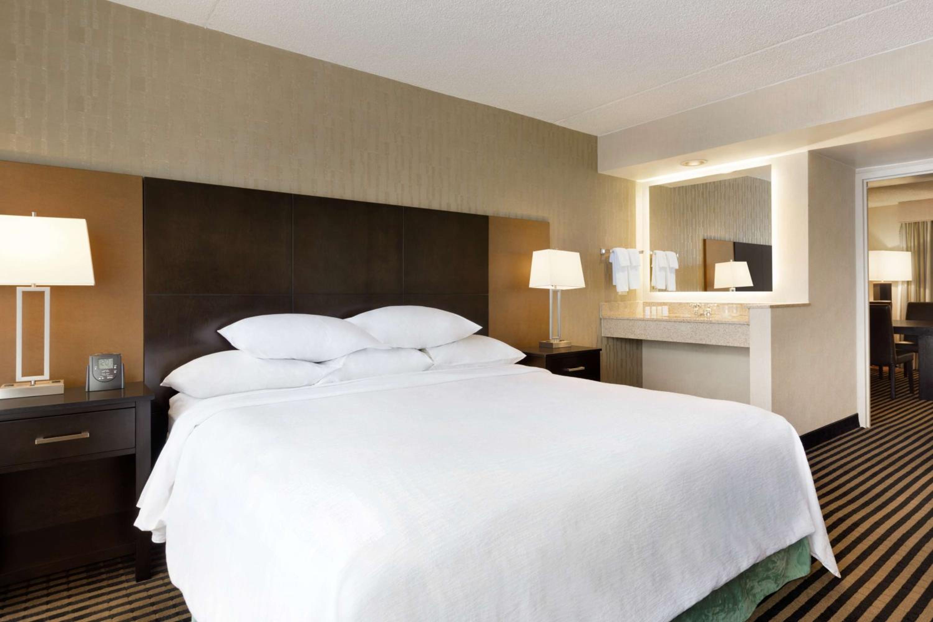 One-Bedroom King Suite - Non-Smoking - Photo 5