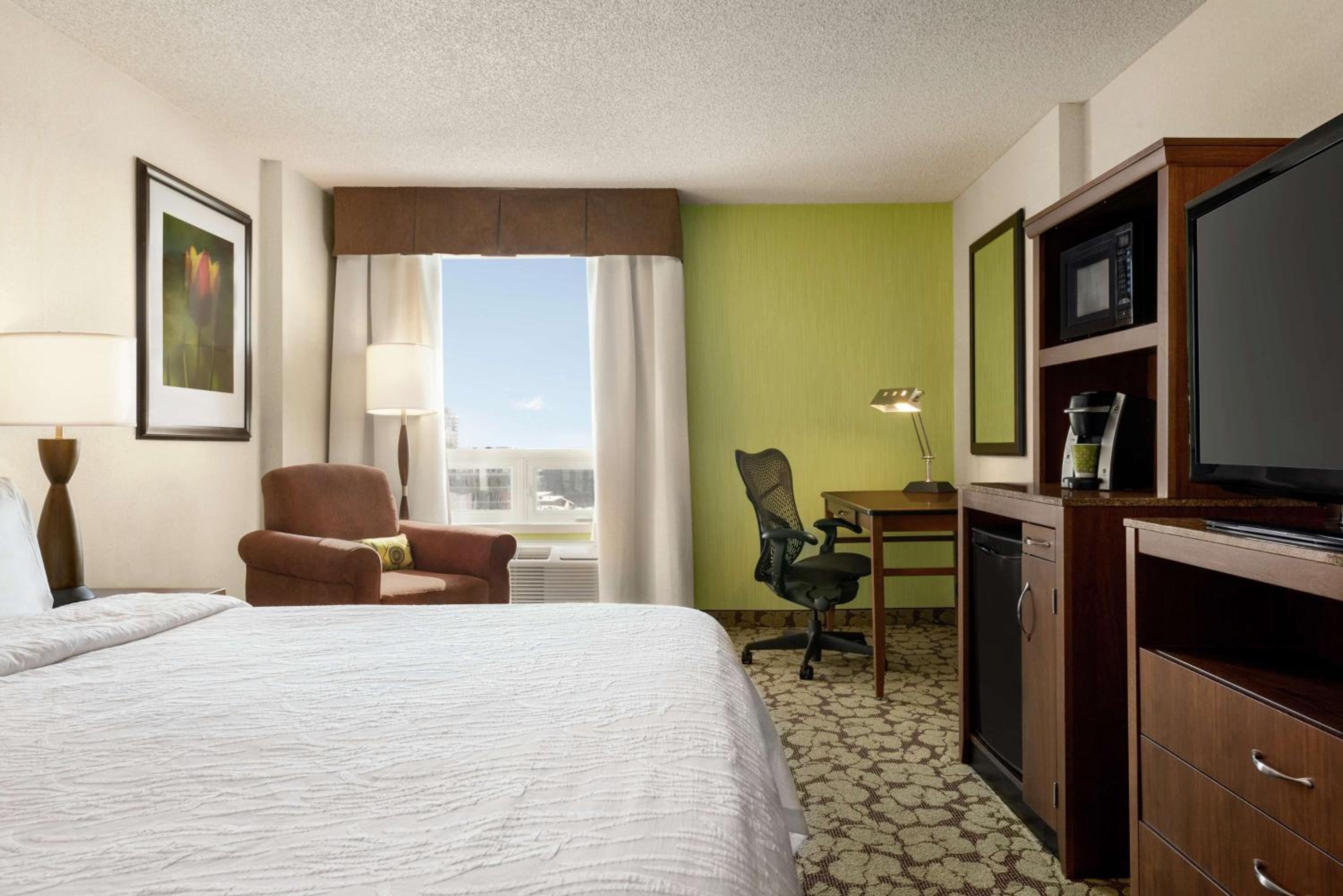 King Bed with City View - Photo 2
