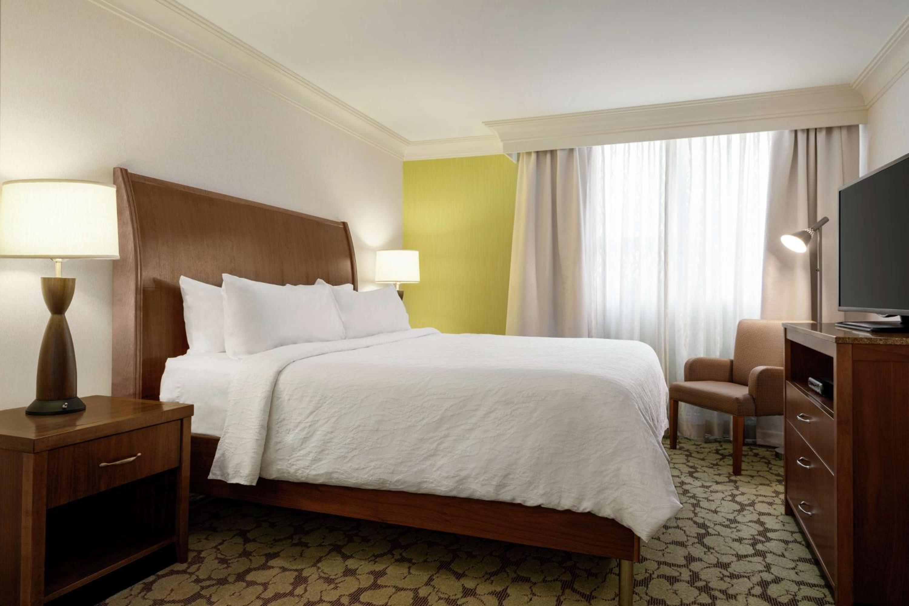 Deluxe King Spa Suite With Fireplace photo 2