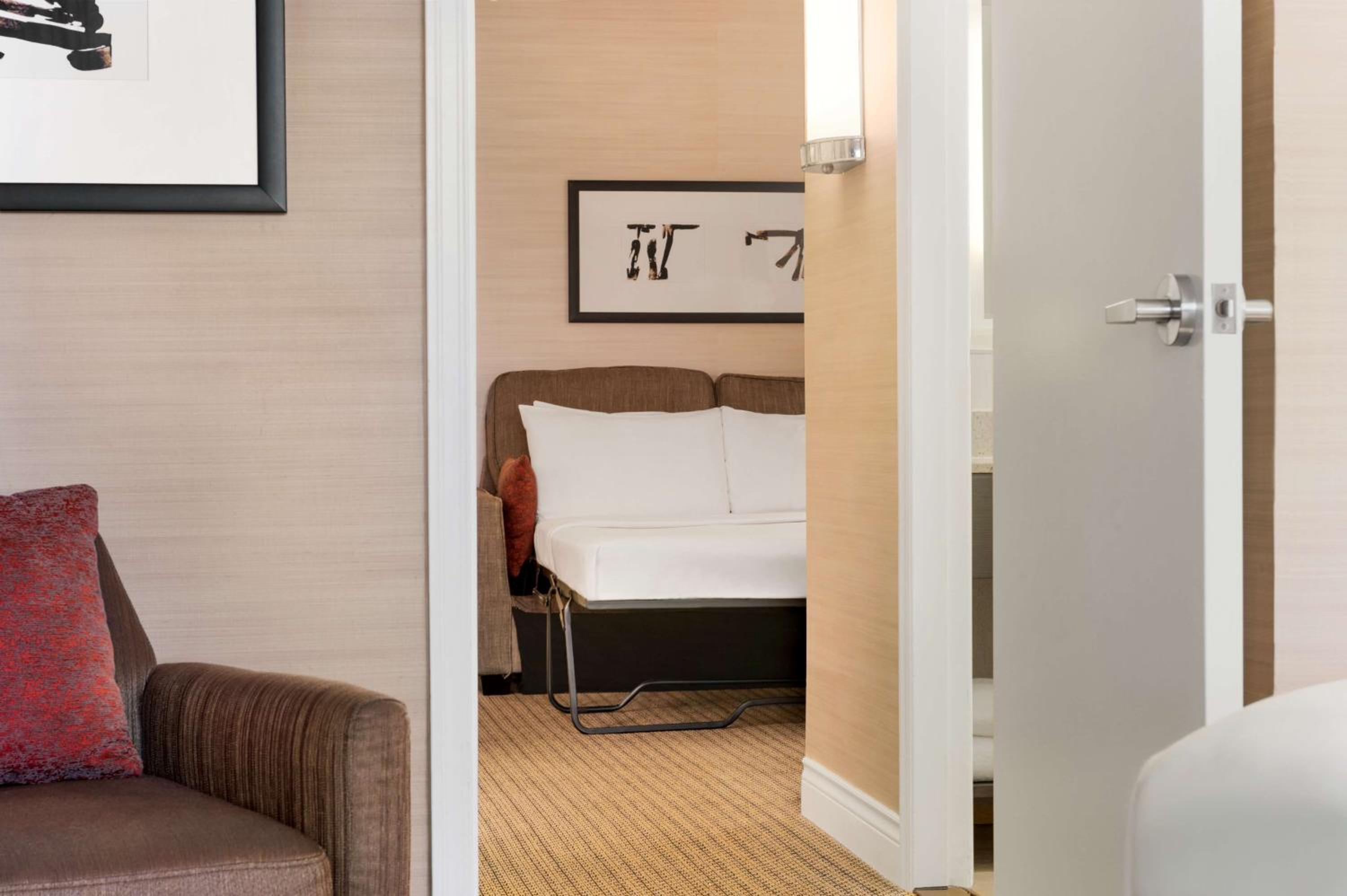 Queen Room with Roll-In Shower - Mobility/Hearing Accessible photo 3