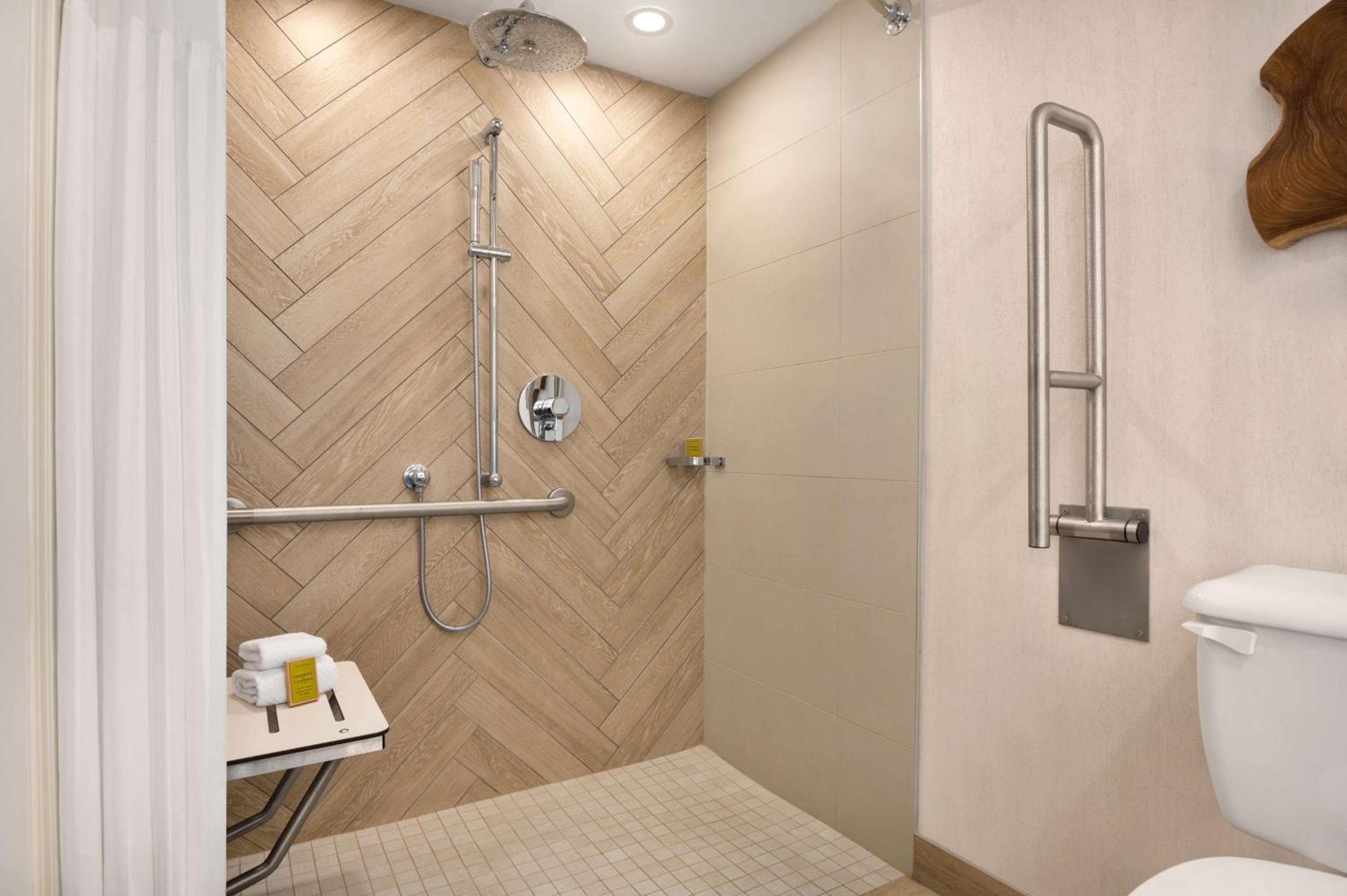 Queen Room with Roll-In Shower - Mobility/Hearing Accessible photo 2