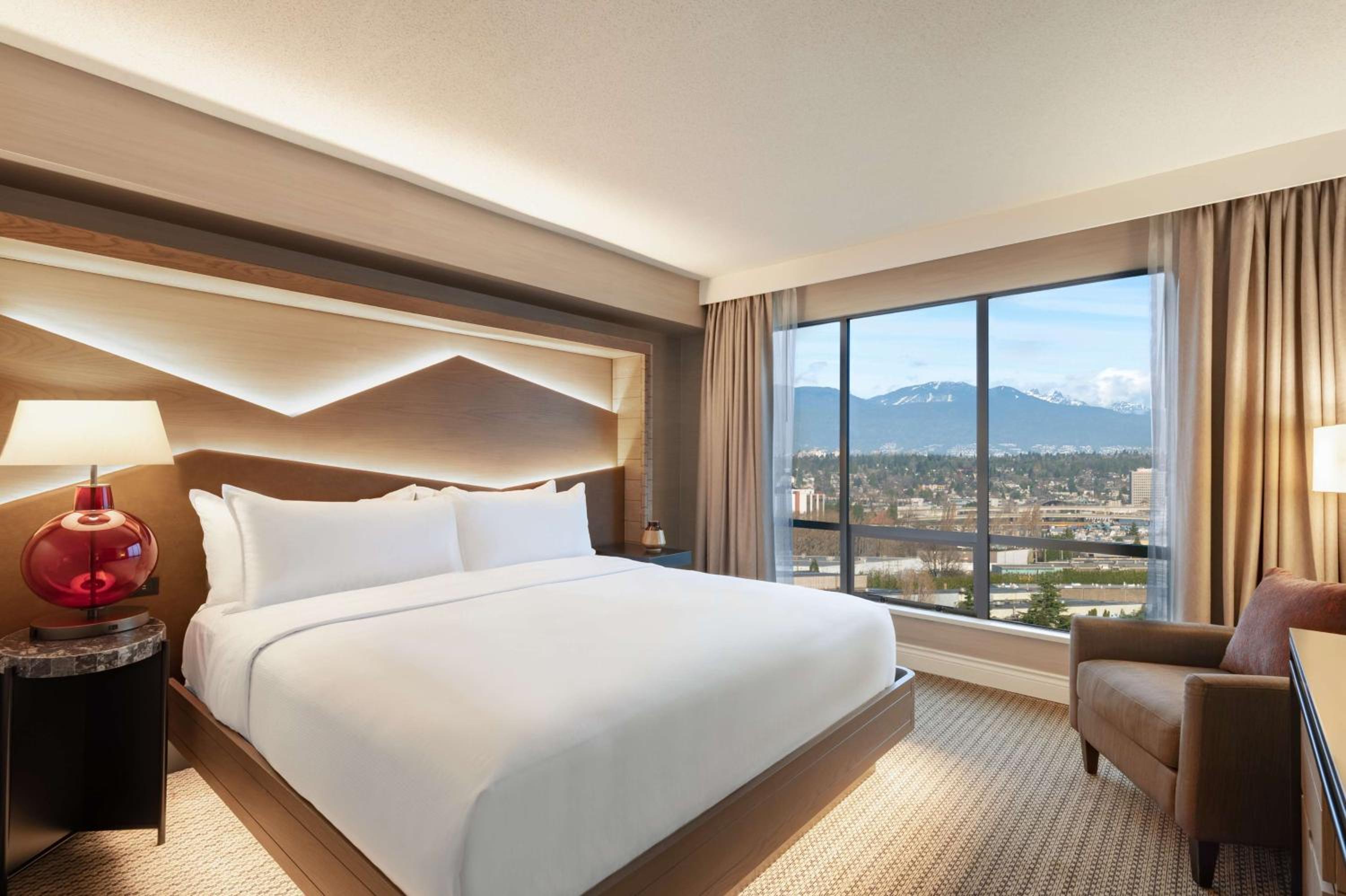 Junior King Suite with Seating Area photo 3