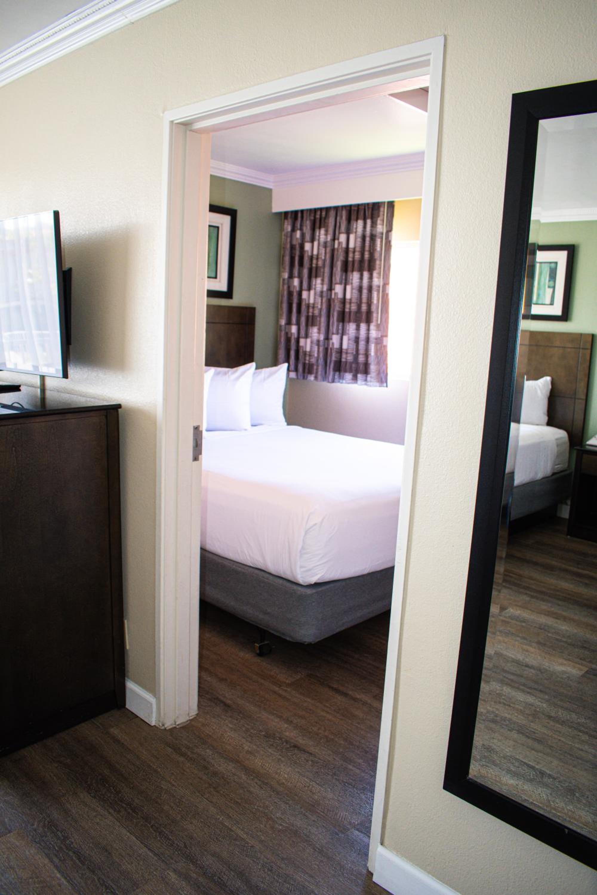 One-Bedroom Suite with Three Queen Beds - Non-Smoking photo 2