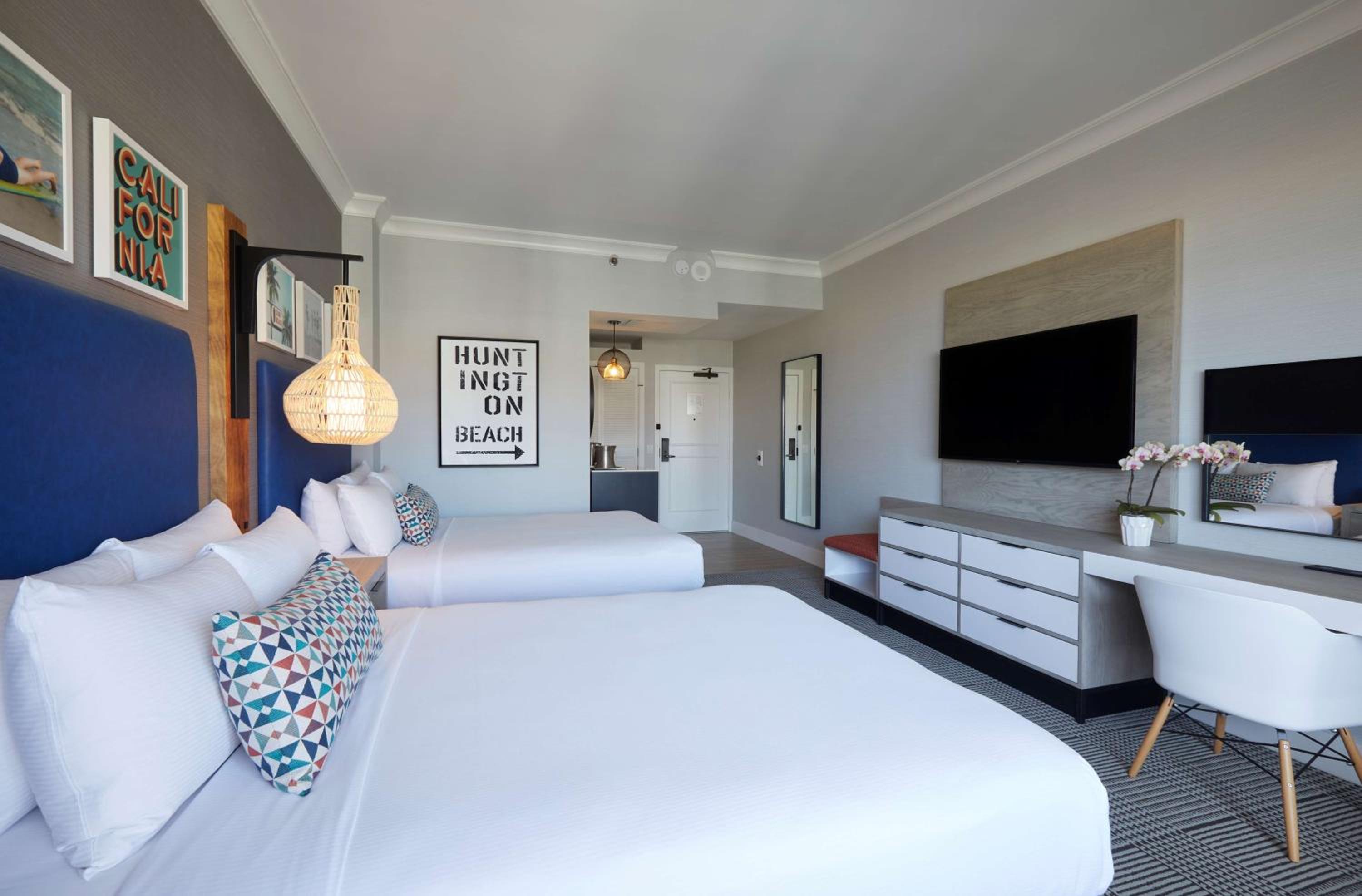 Queen Room with Two Queen Beds - Huntington Tower - Photo 2