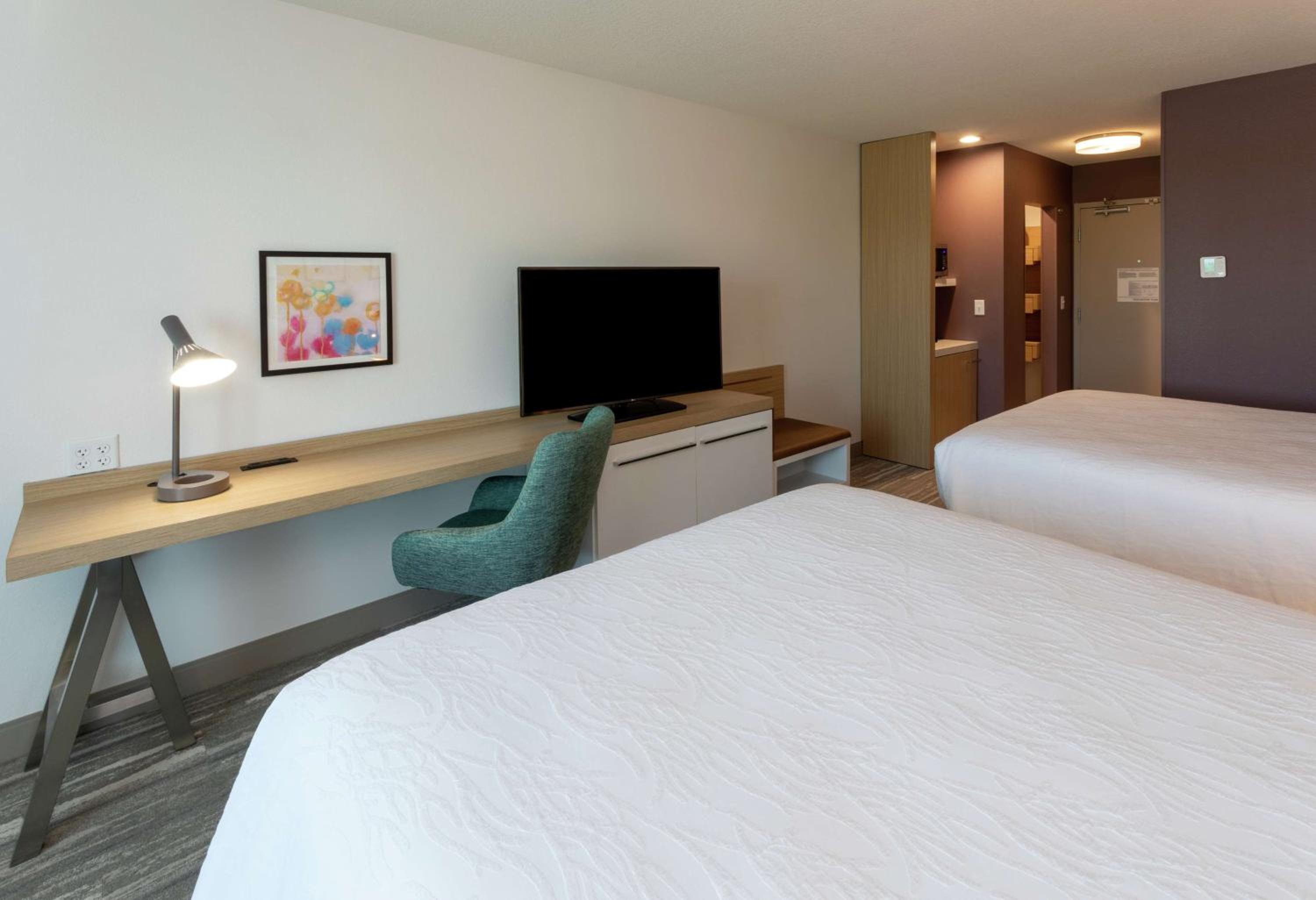 Queen Room with Two Queen Beds - Photo 1