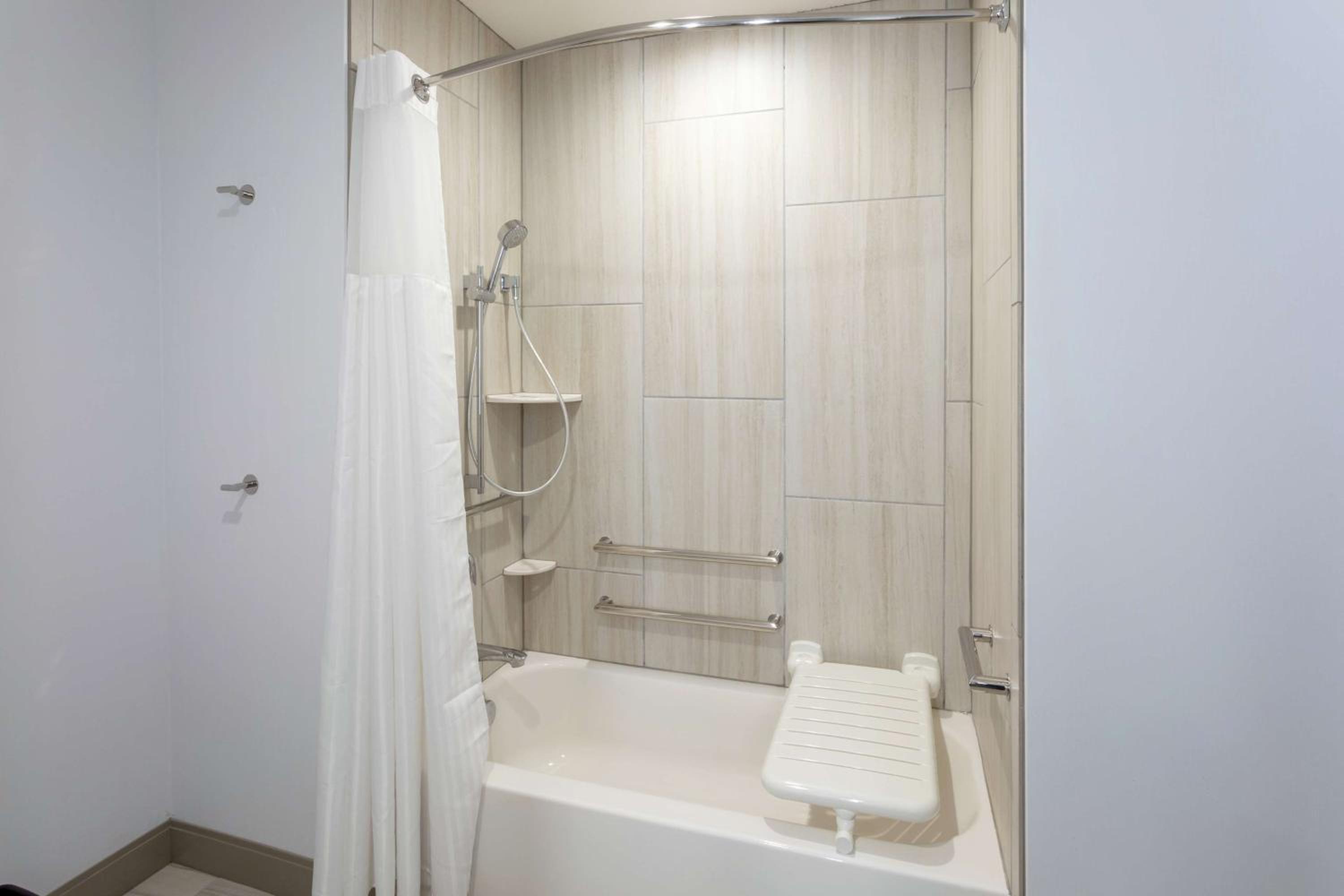 King Room with Accessible Tub - Mobility Access - Photo 2