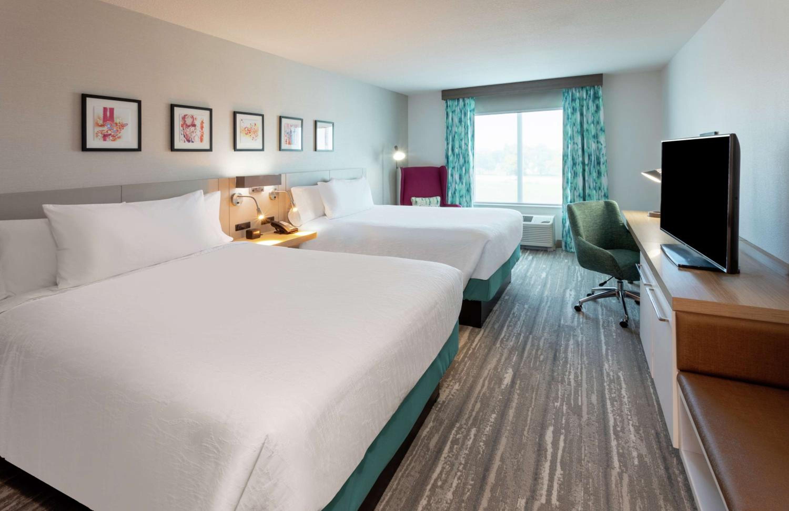 Queen Room with Two Queen Beds - Photo 3