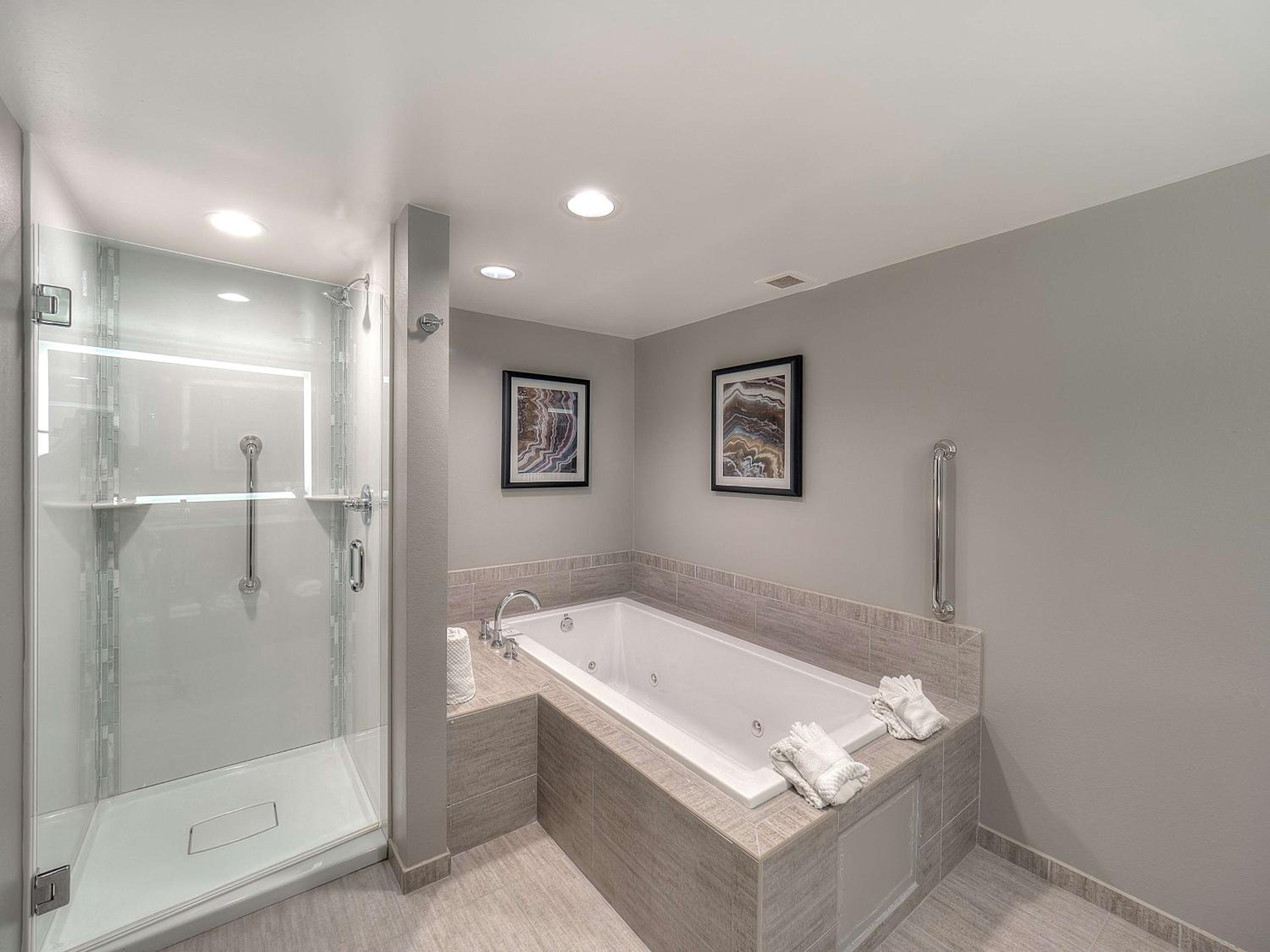 King Suite with Spa Bath photo 2