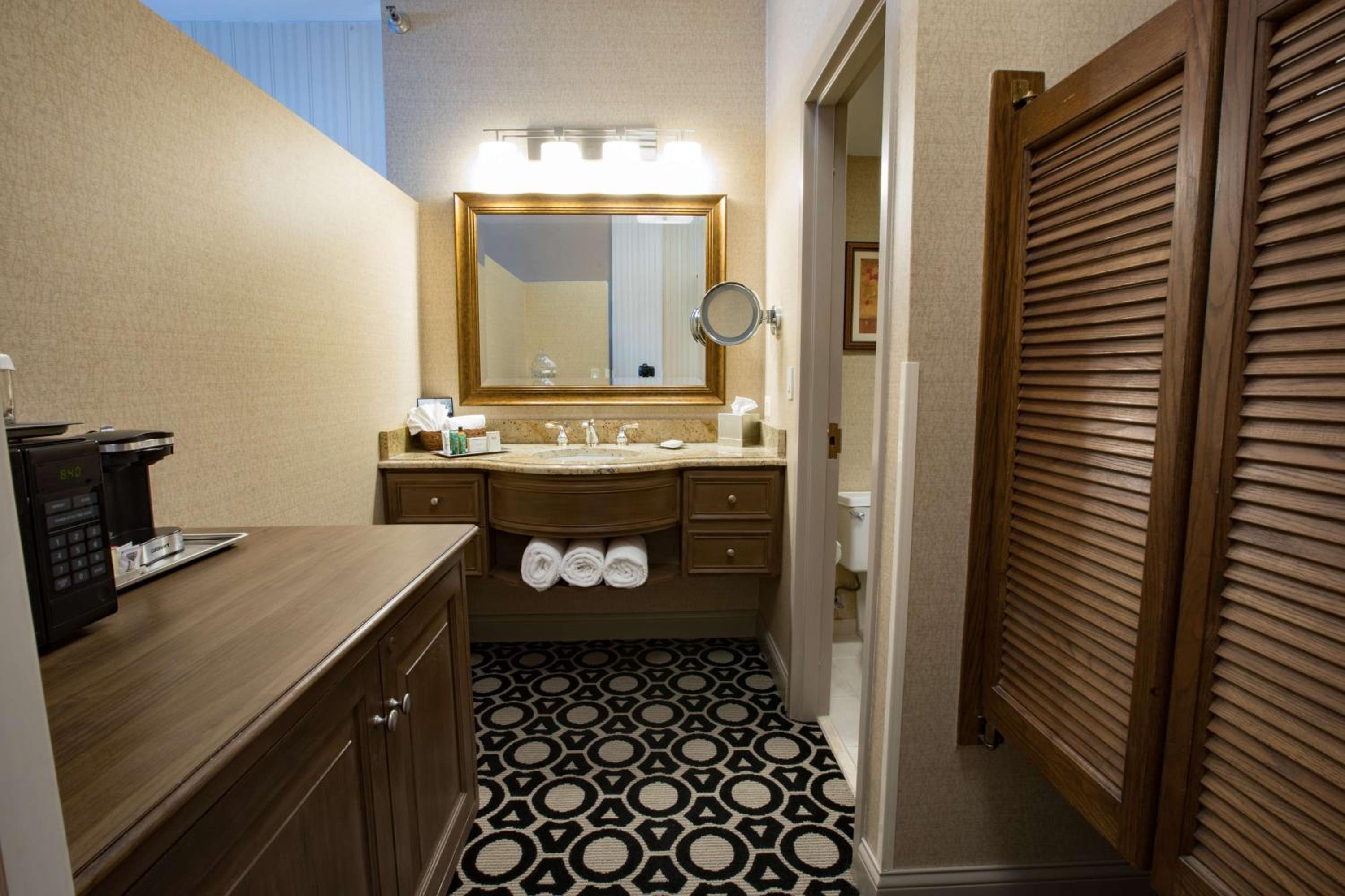 King Room with Jetted Tub - Photo 7