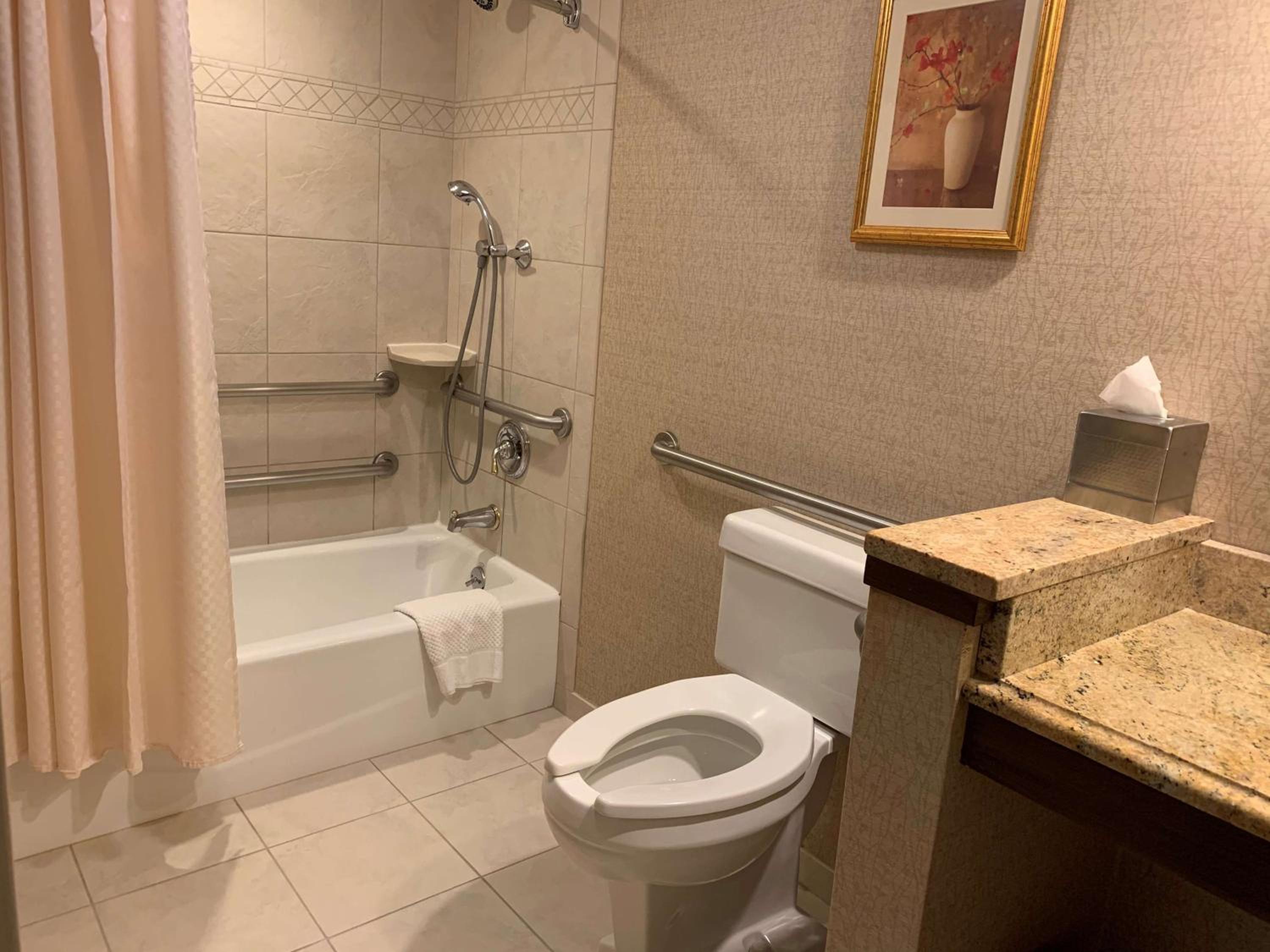 Double Room with Two Double Beds and Tub - Mobility/Hearing Accessible - Photo 5