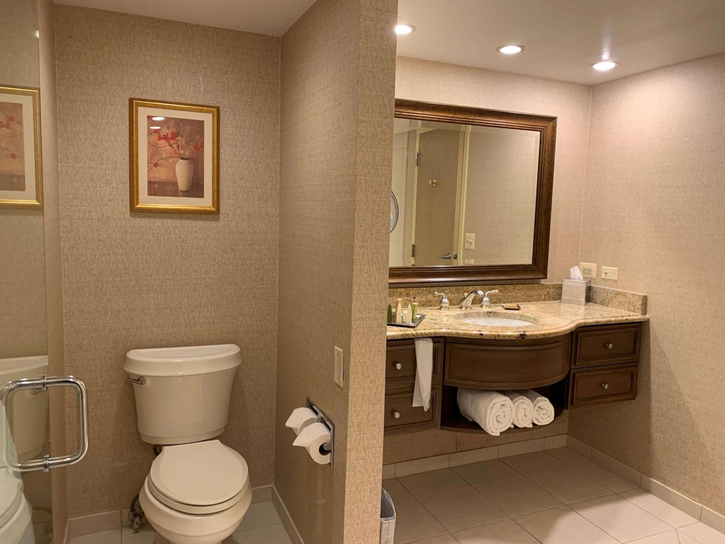 Double Room with Two Double Beds and Tub - Mobility/Hearing Accessible - Photo 2